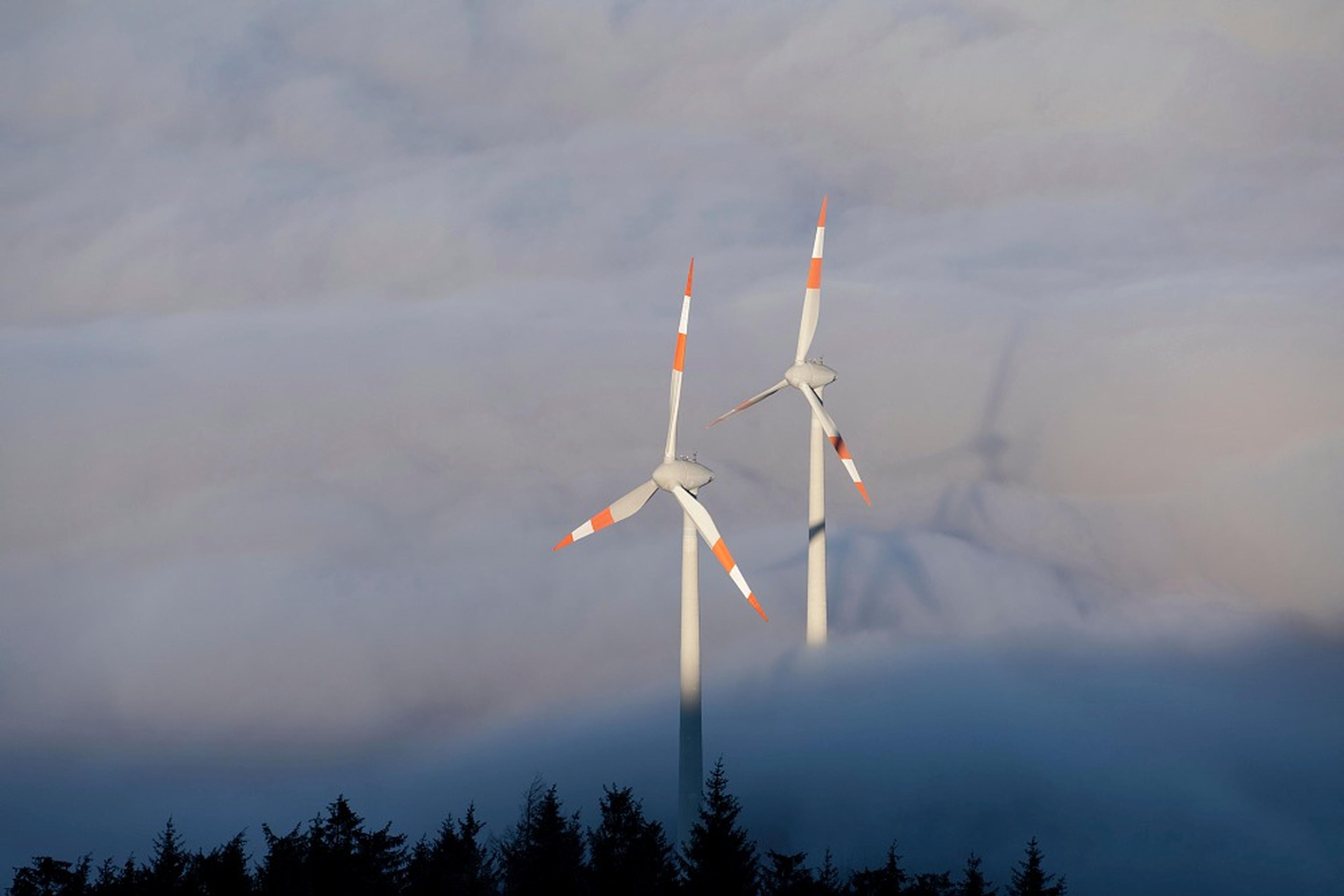 Windräder über Wolkendecke