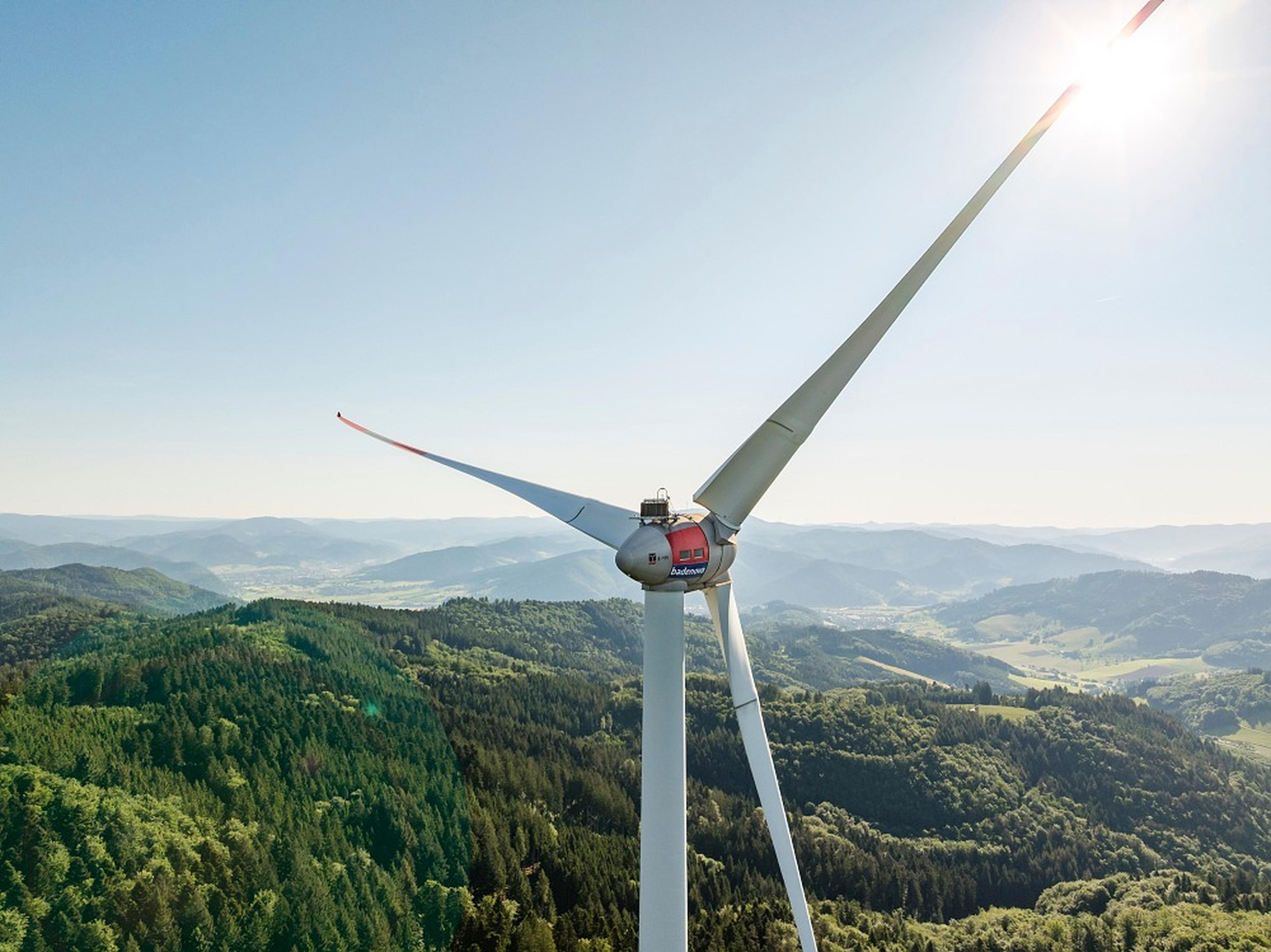 Windrad Kambacher Eck bei Sonnenscheint und blauem Himmel