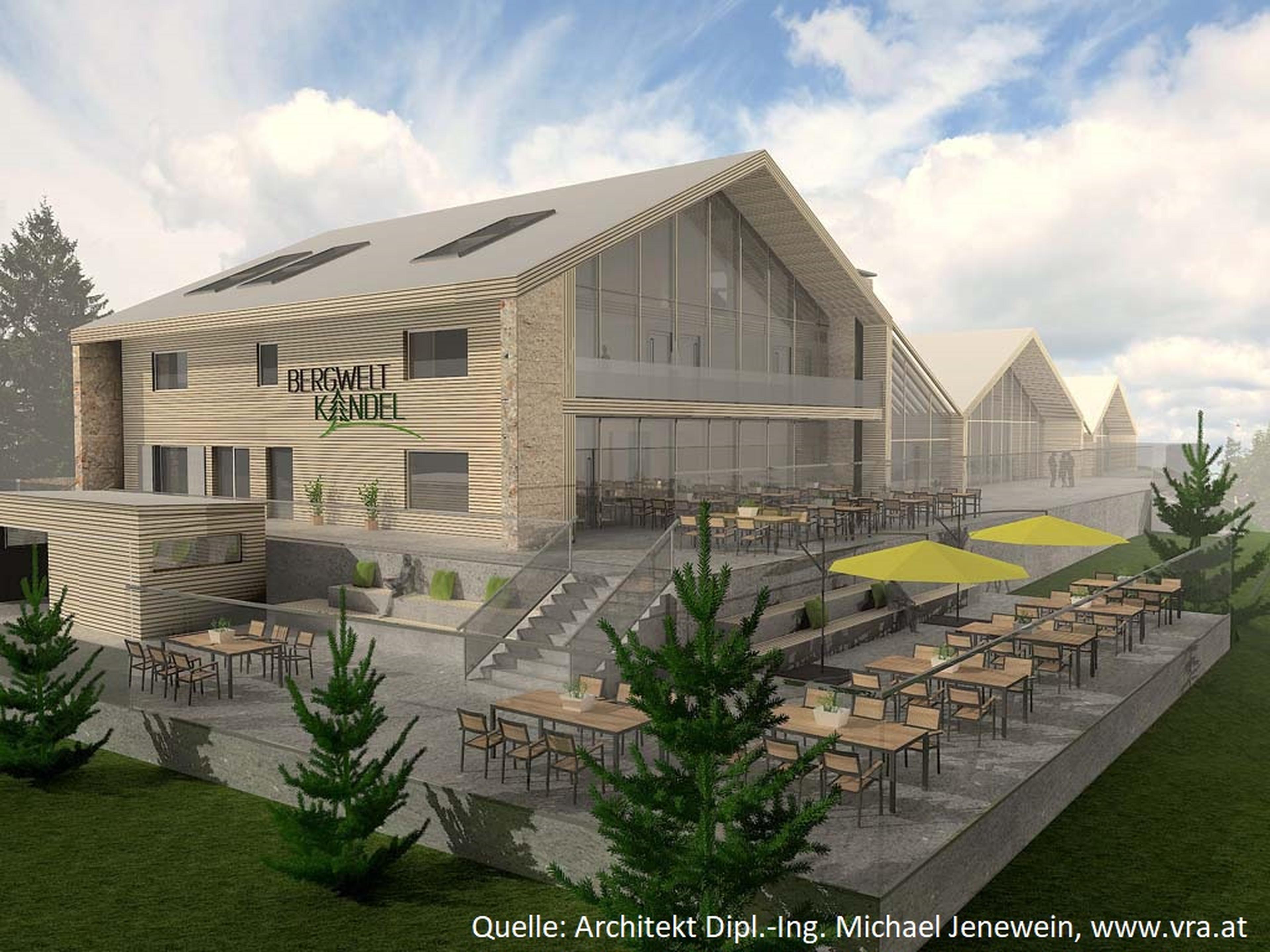 Moderne Berghütte mit großen Glasfenstern, Holzfassade und Sitzgelegenheiten im Freien mit gelben Sonnenschirmen vor einem bewölkten Himmel.