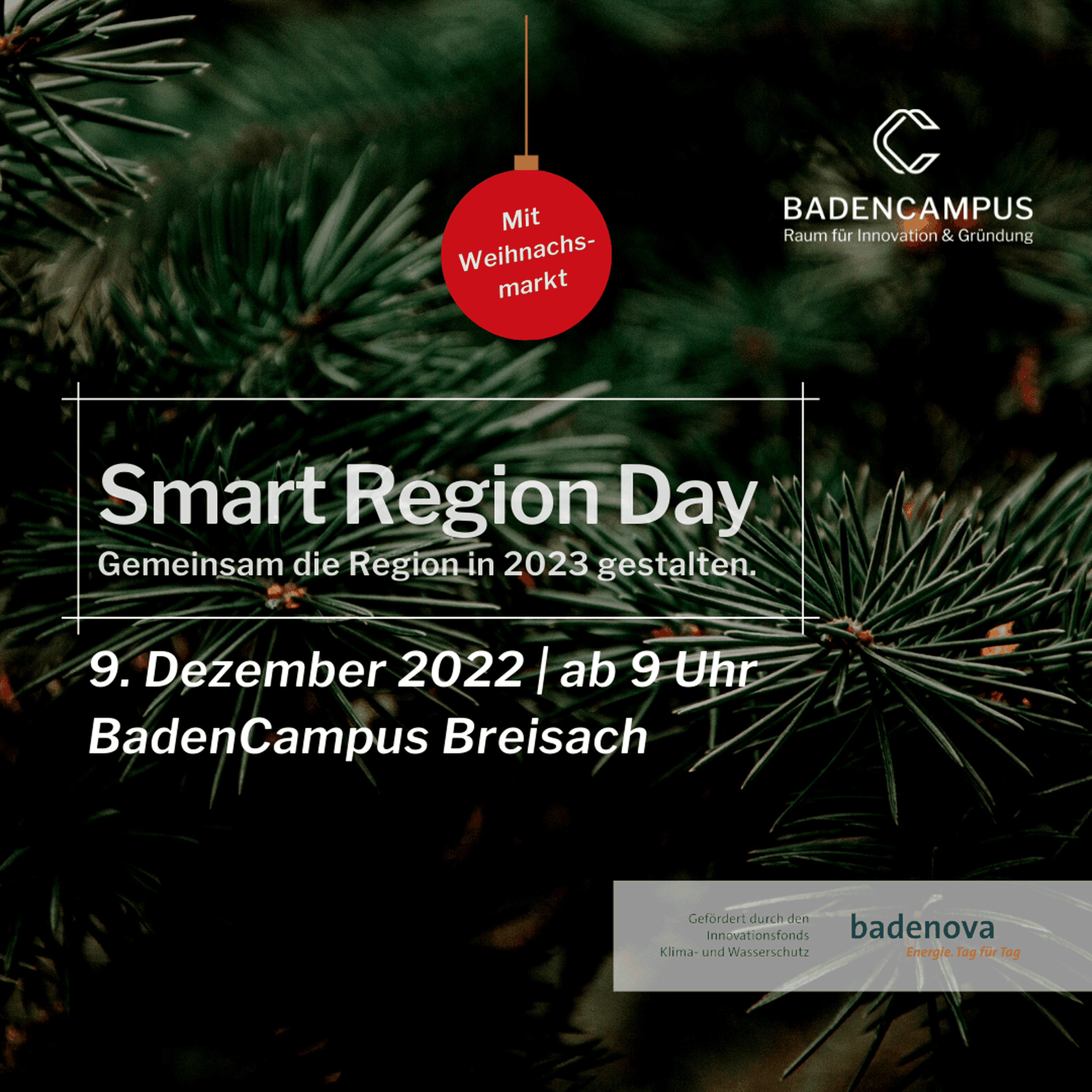 Nahaufnahme von Kiefernnadeln mit Textüberlagerung: „Smart Region Day, 9. Dezember 2022, 9 Uhr, BadenCampus Breisach“, mit Logos und Veranstaltungsdetails.