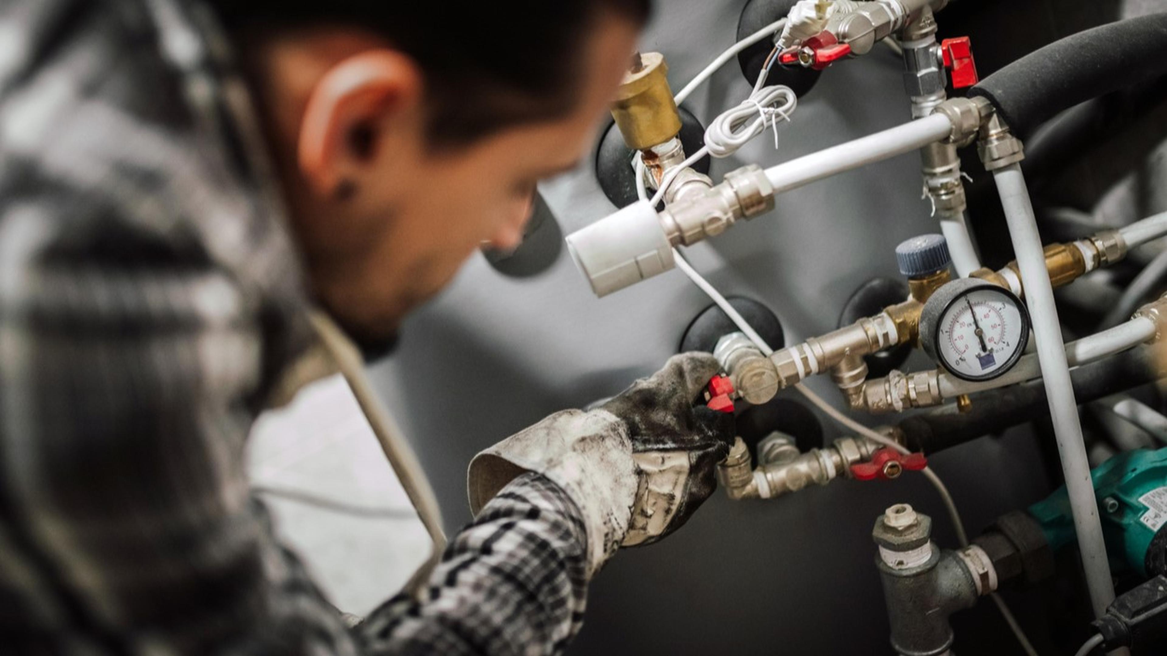 Monteur überprüft eine Gasanlage