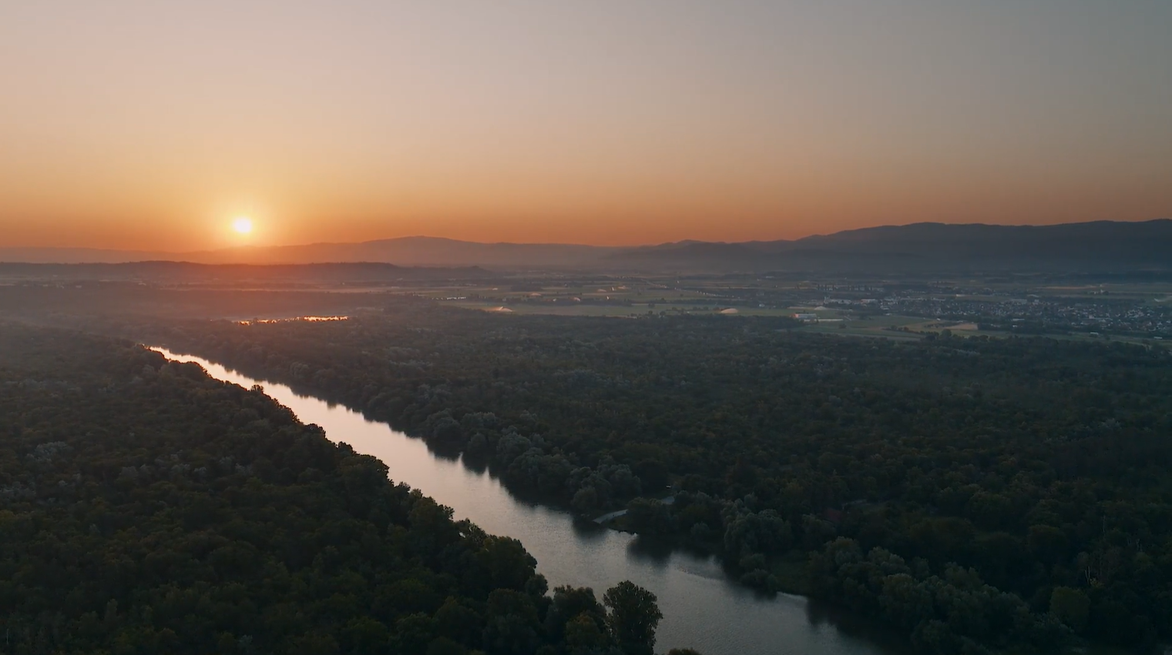 Sonnenuntergang über Hartheim am Rhein