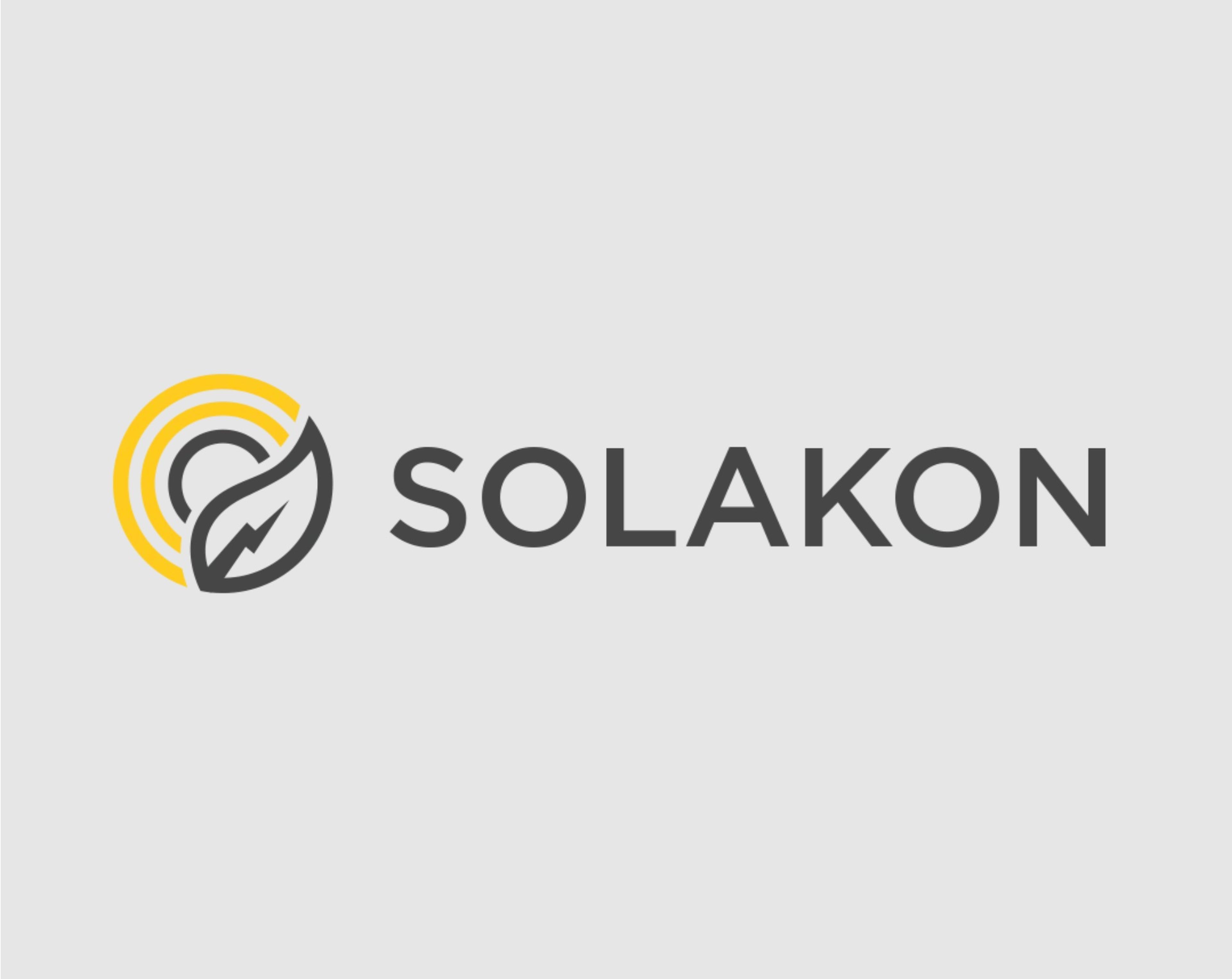 Das Logo von der Marke Solakon. Die Lettern sind grau in Großbuchstaben, links daneben das Logo einer Sonne und eines Blattes, das einen Blitz in der Mitte hat