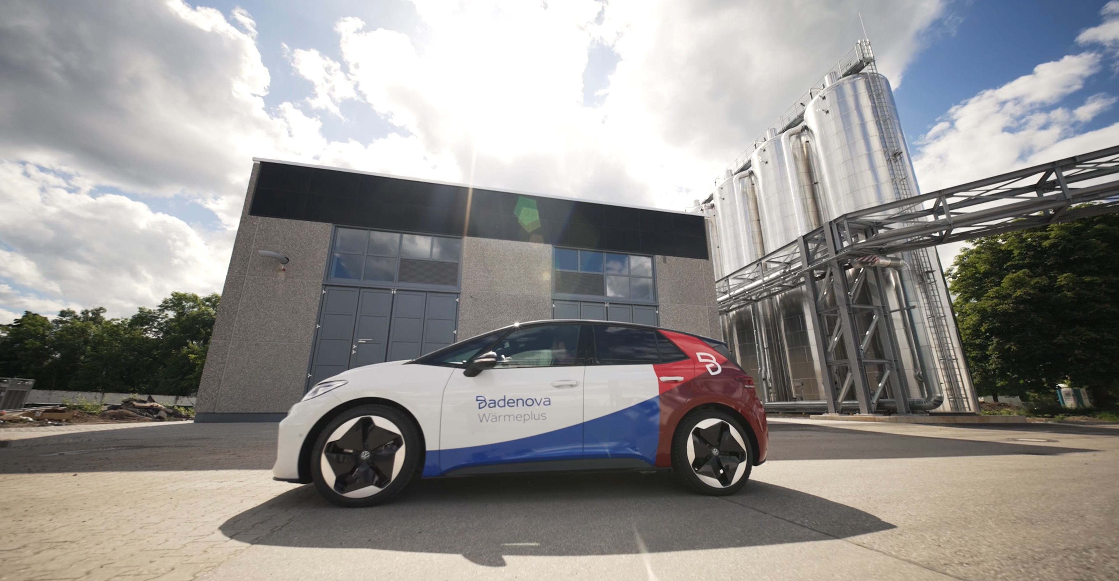Badenova Wärmeplus Auto vor Energiezentrale Cerdia