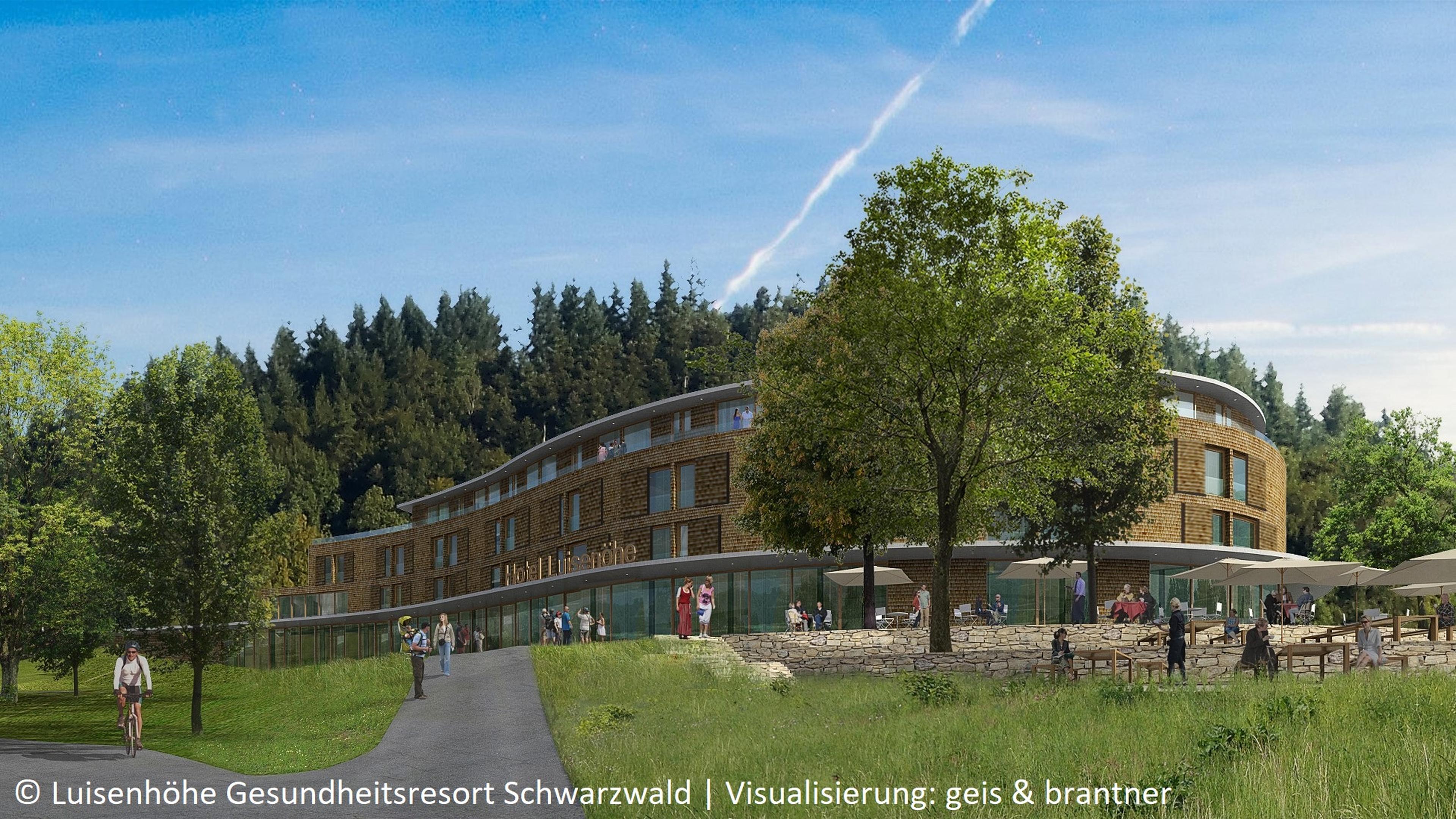 Ein modernes, geschwungenes Gebäude mit Holzfassade, umgeben von Bäumen, mit Sitzgelegenheiten im Freien und einem Weg in einer malerischen Waldlandschaft.