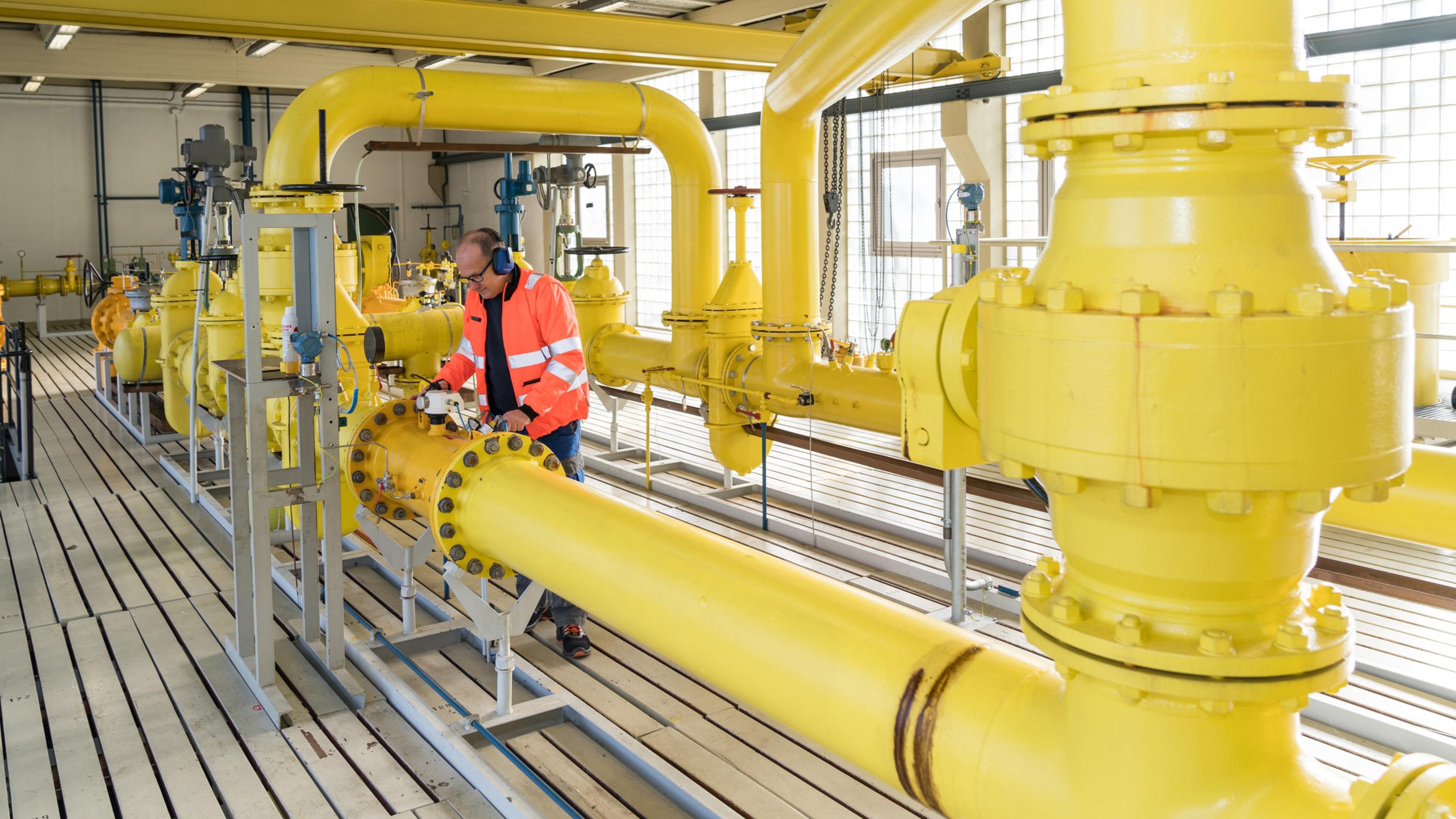 Badenova Netze Mitarbeiter umgeben von Gasrohren