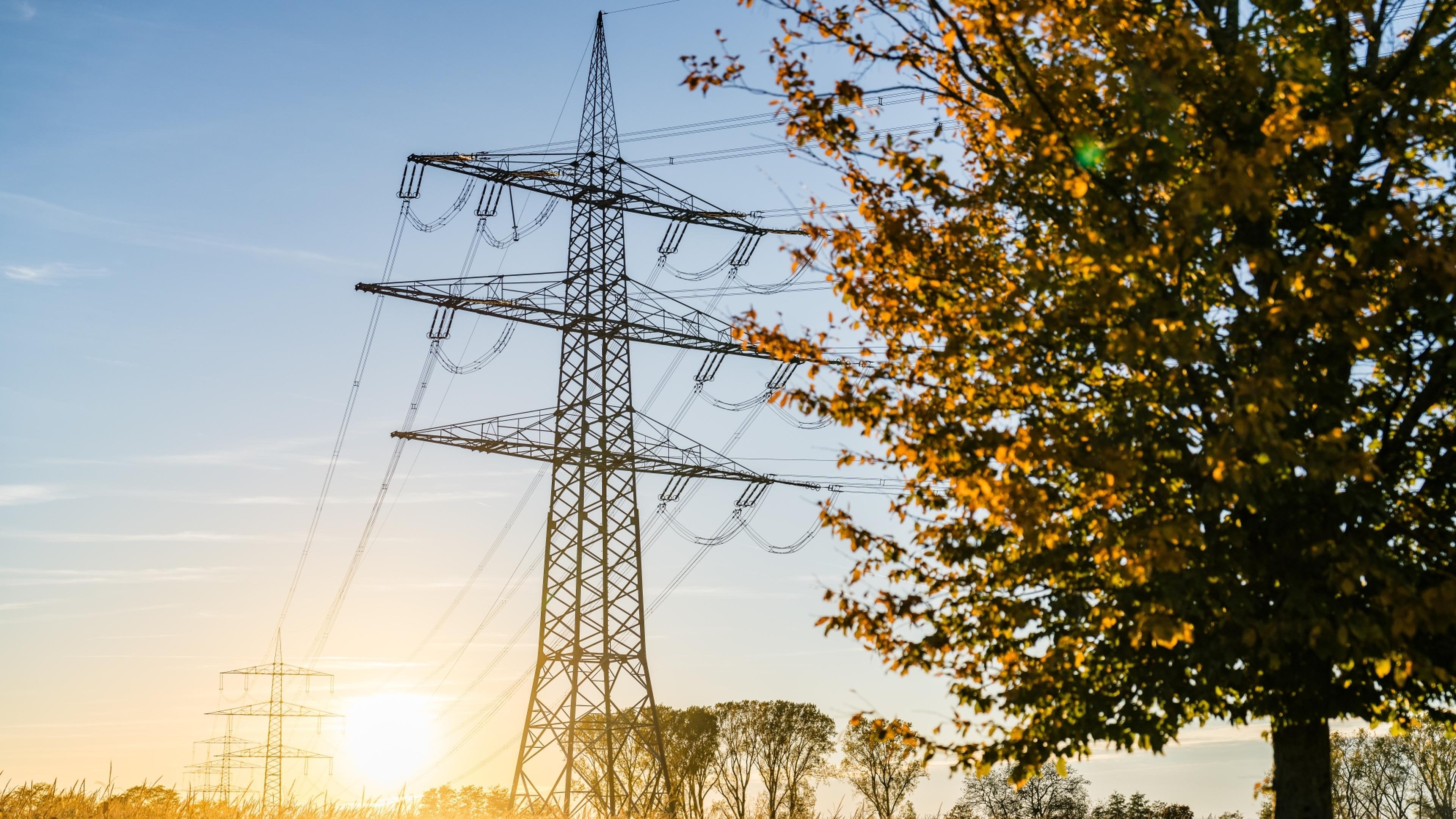 Eine Stromleitung im Sonnenuntergang