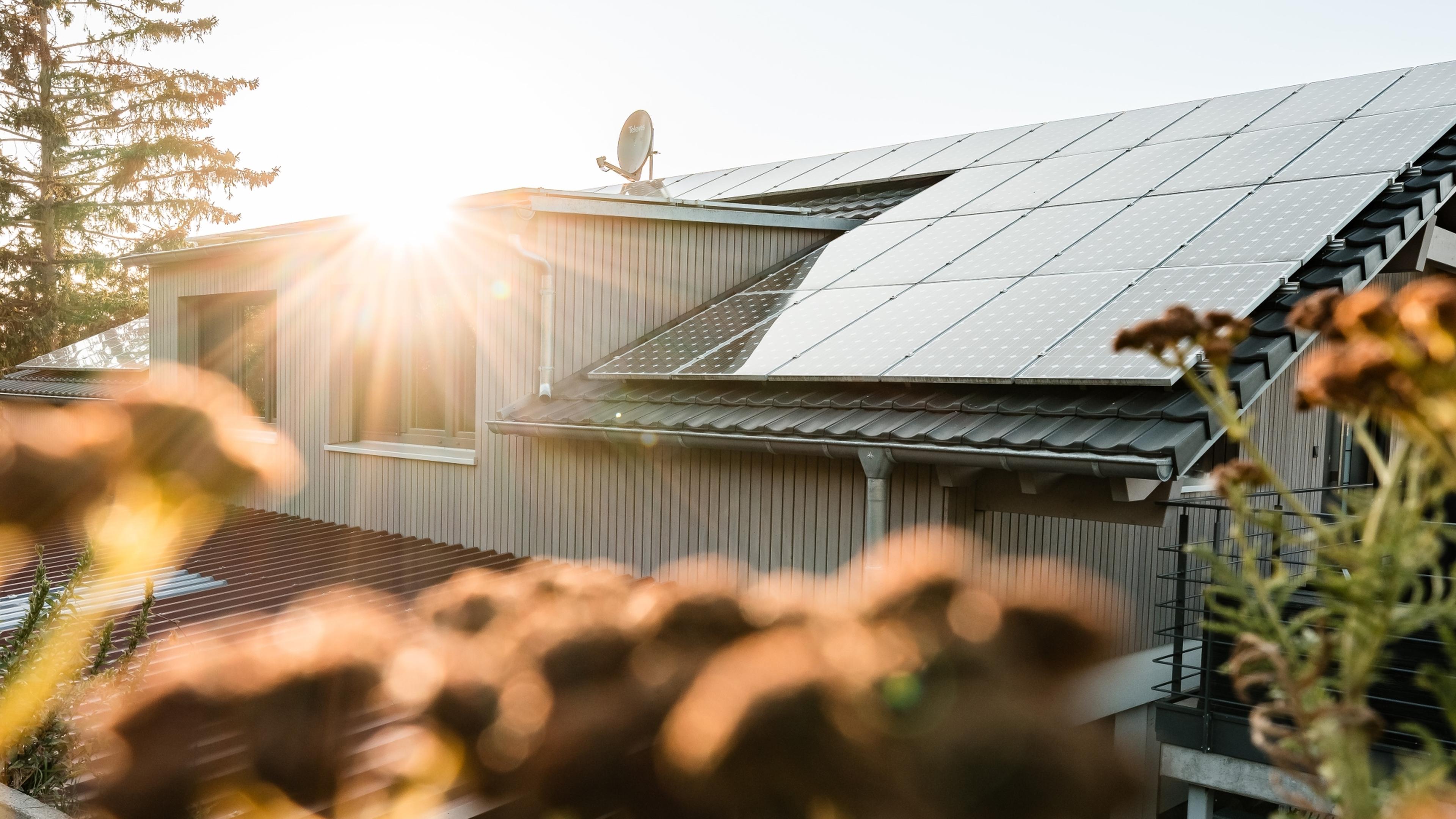 Eine PV-Anlage auf einem Wohngebäude in der Abendsonne