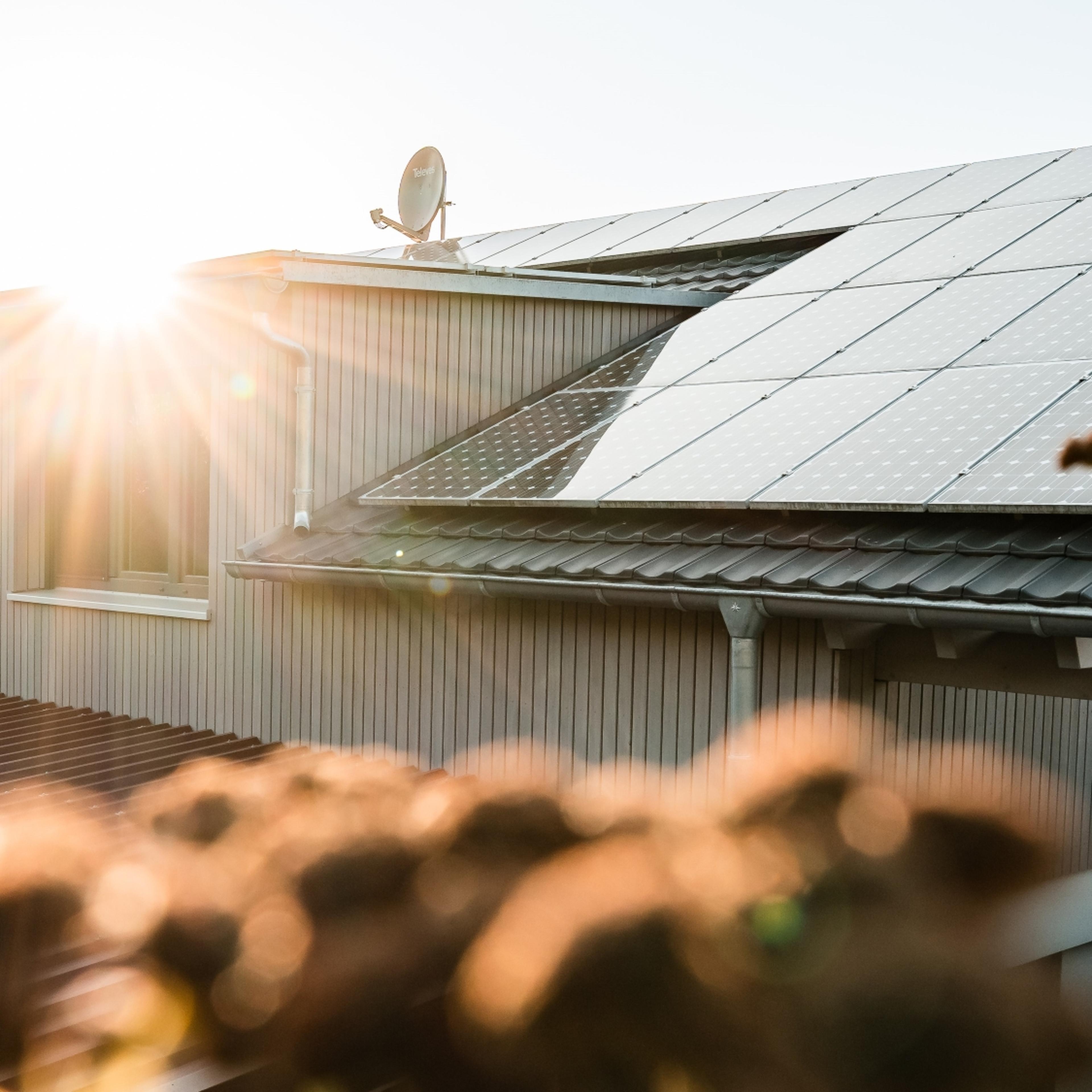 Eine PV-Anlage auf einem Wohngebäude in der Abendsonne