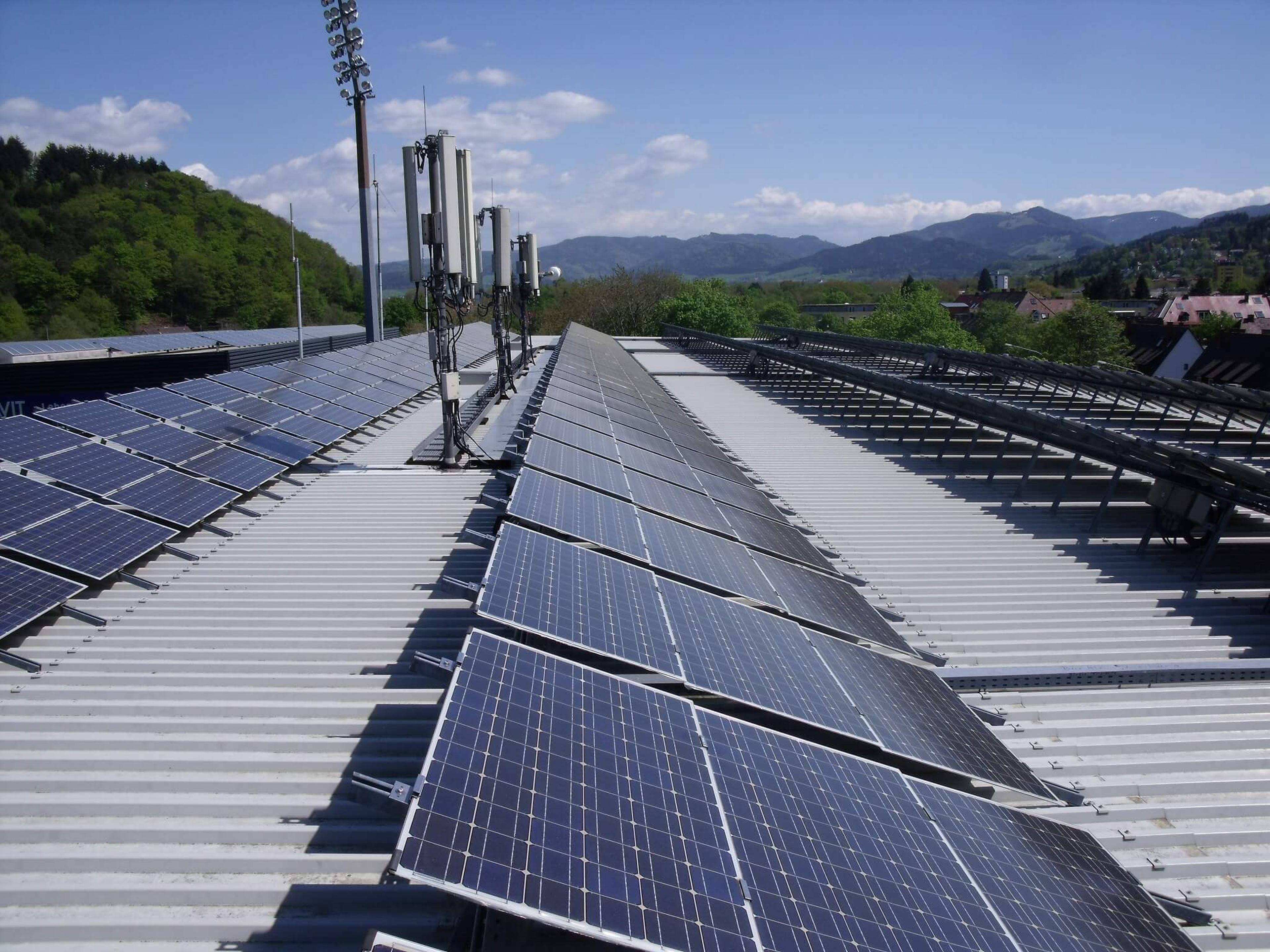 Illustration einer alten Photovoltaikanlage, die nachhaltig weiter betrieben wird - im Interesse von Umwelt und Wirtschaftlichkeit.