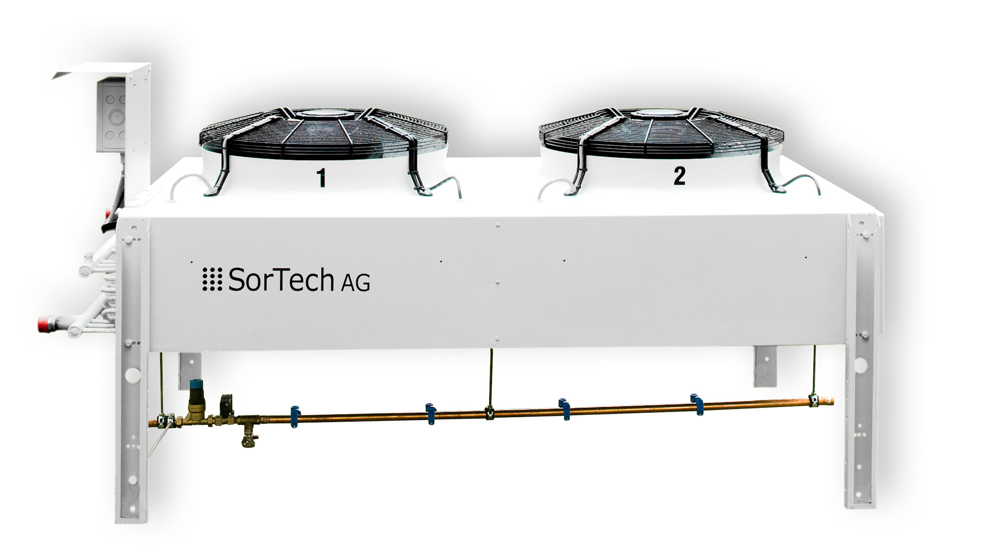 Weißes Industriekühlgerät mit zwei großen Lüftern, die mit „1“ und „2“ gekennzeichnet sind, sowie dem Logo der SorTech AG an der Seite.