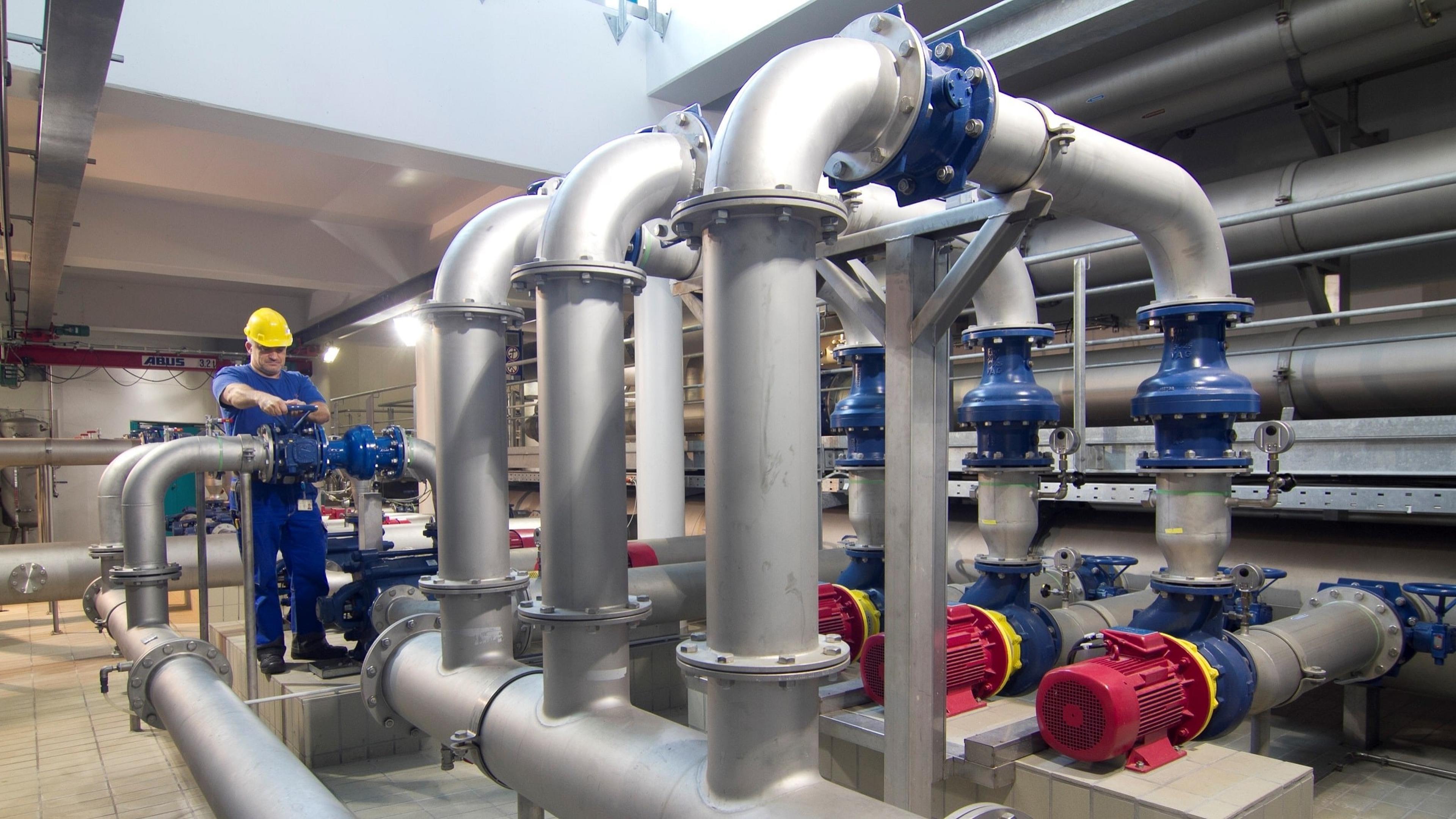 Ein Mitarbeiter von Badenova Netze im Wasserwerk Galgenberg