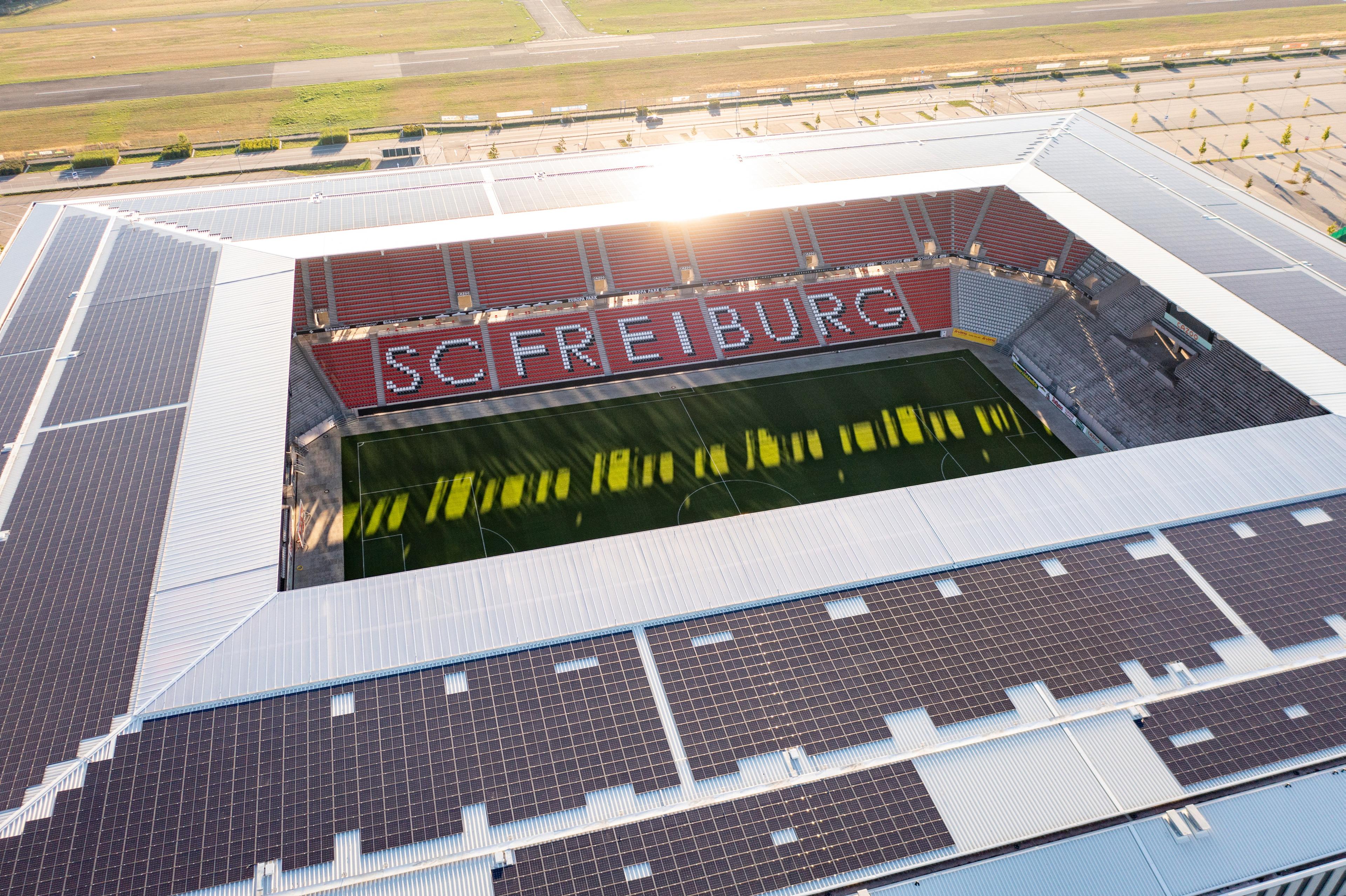 Photovoltaikanlage auf Fußballstadion-Dach des SC Freiburg