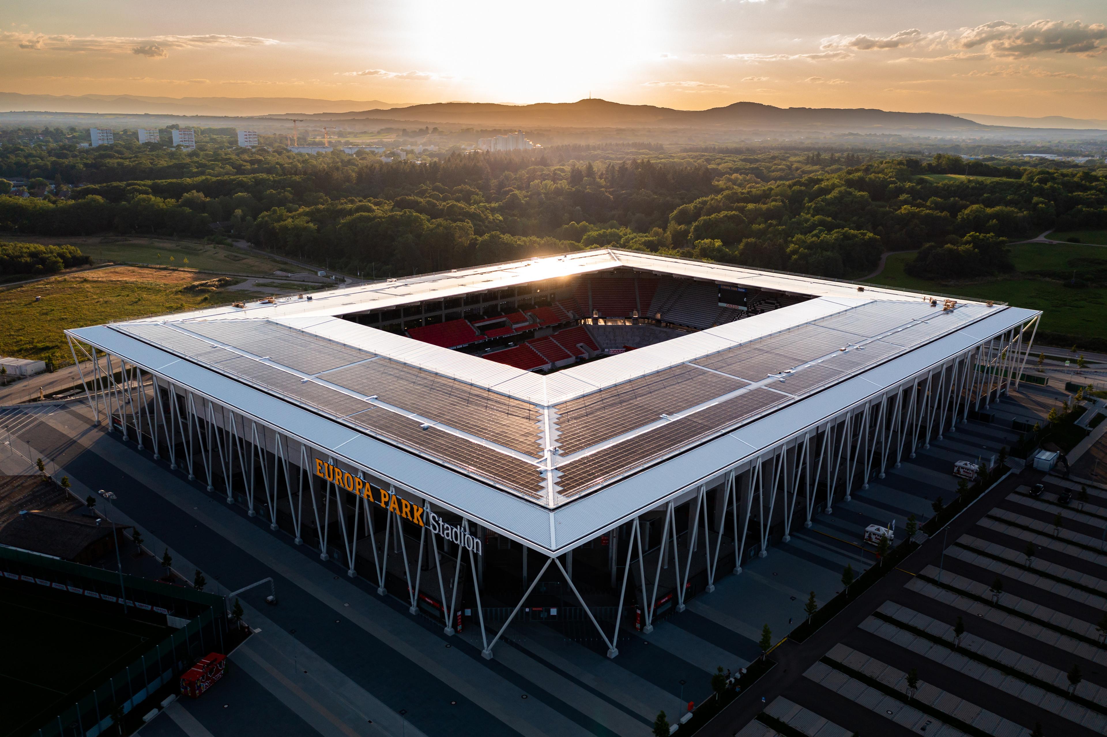 Stadiondach SC Freiburg Photovoltaik Abenddämmerung