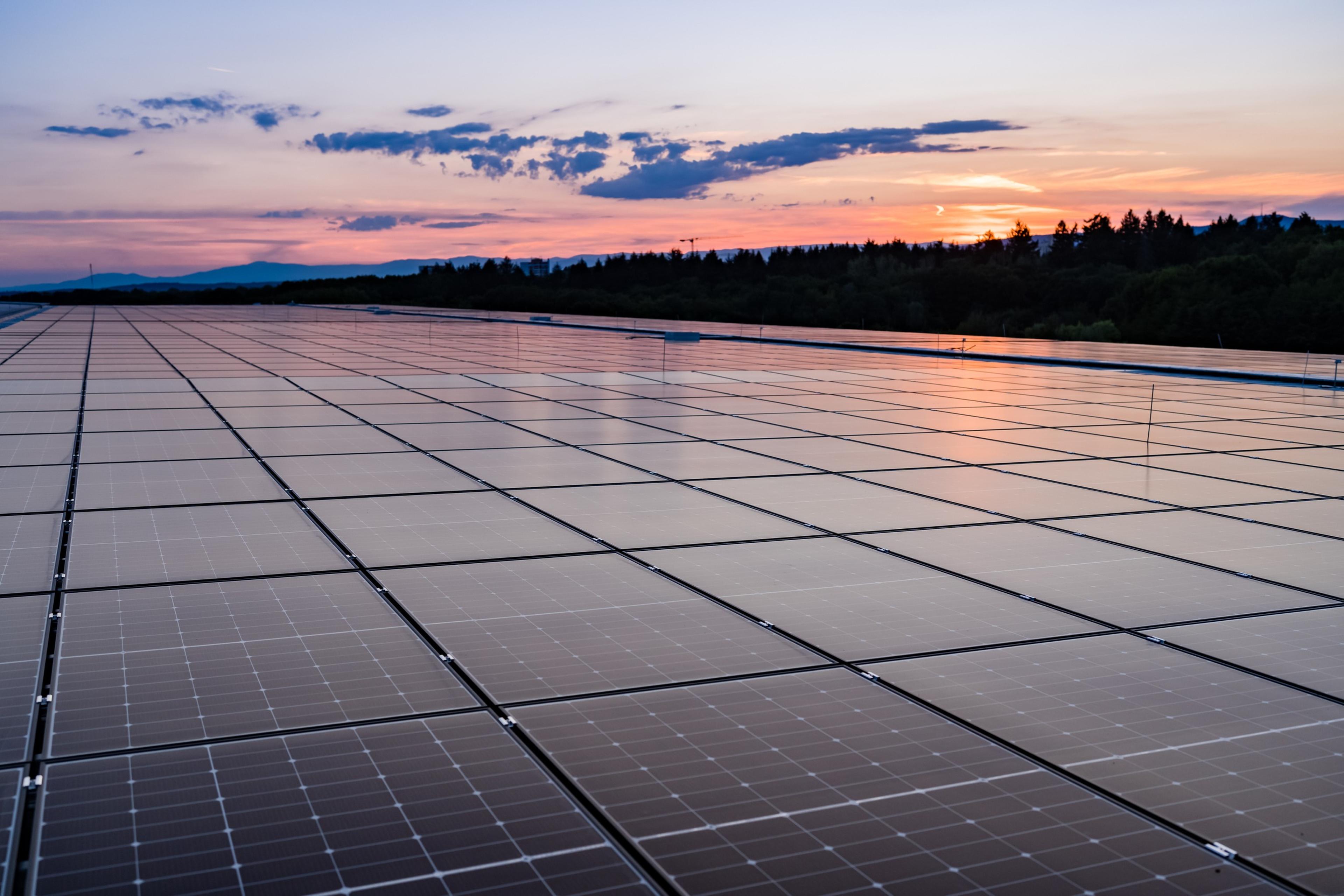 Solarmodule im Detail bei Abenddämmerung