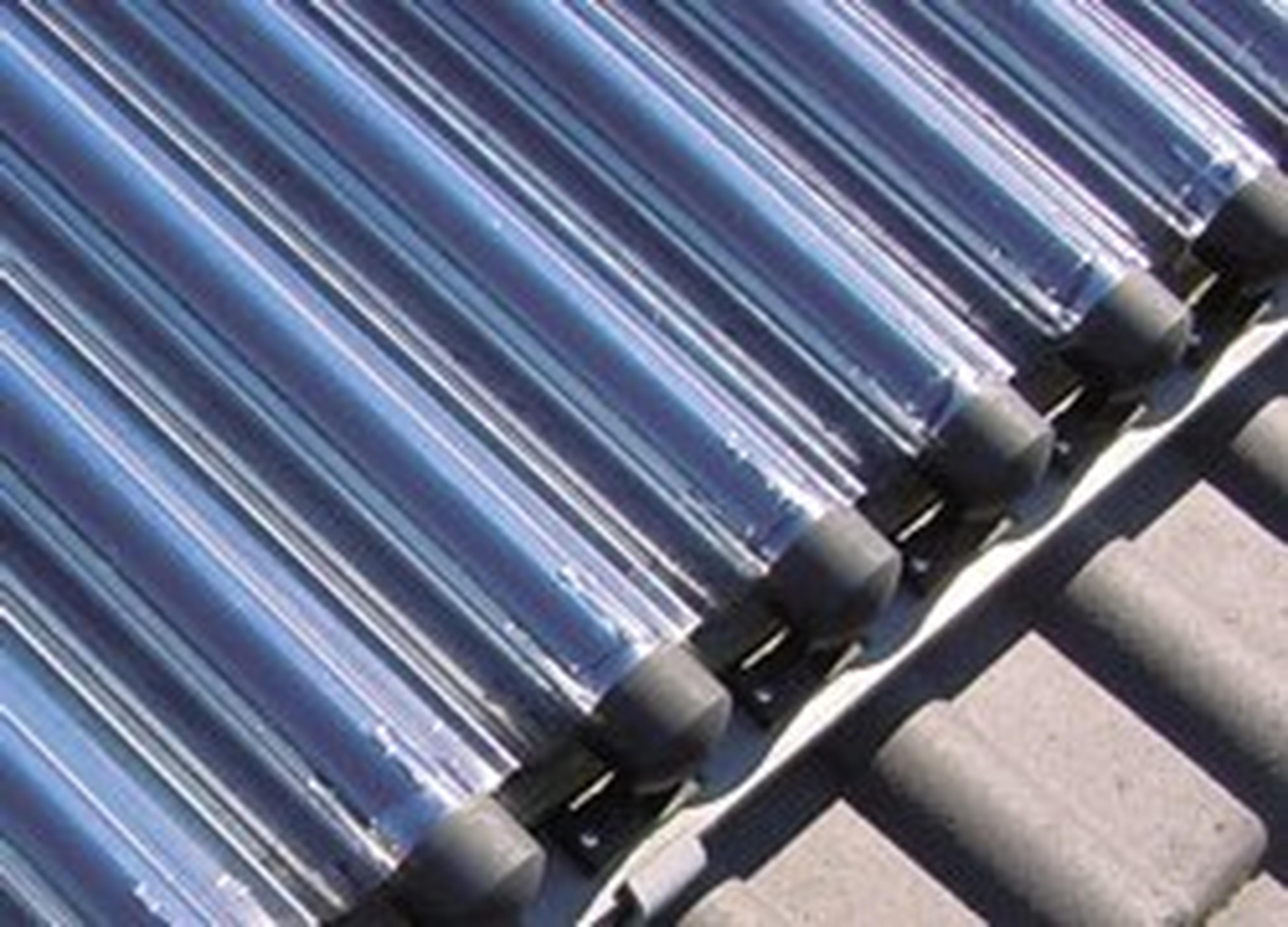 Nahaufnahme von parallel auf einem Dach angeordneten Solarthermie-Röhren mit einer Metall-Glas-Konstruktion für eine effiziente Energieaufnahme.