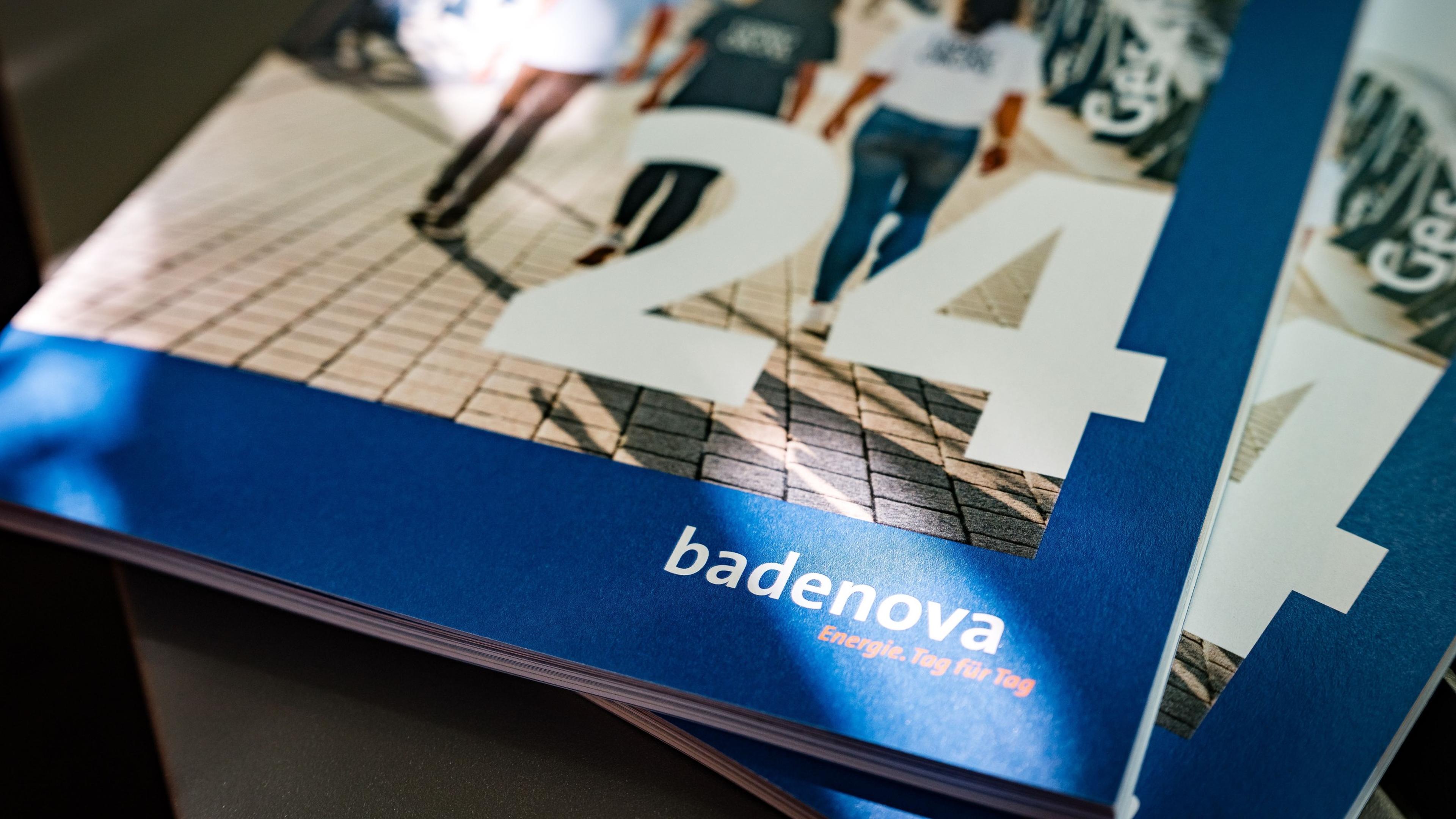 Nahaufnahme eines Magazin-Covers mit einem unscharfen Bild von gehenden Menschen und der Zahl „24”, darunter „badenova” und ein Slogan.