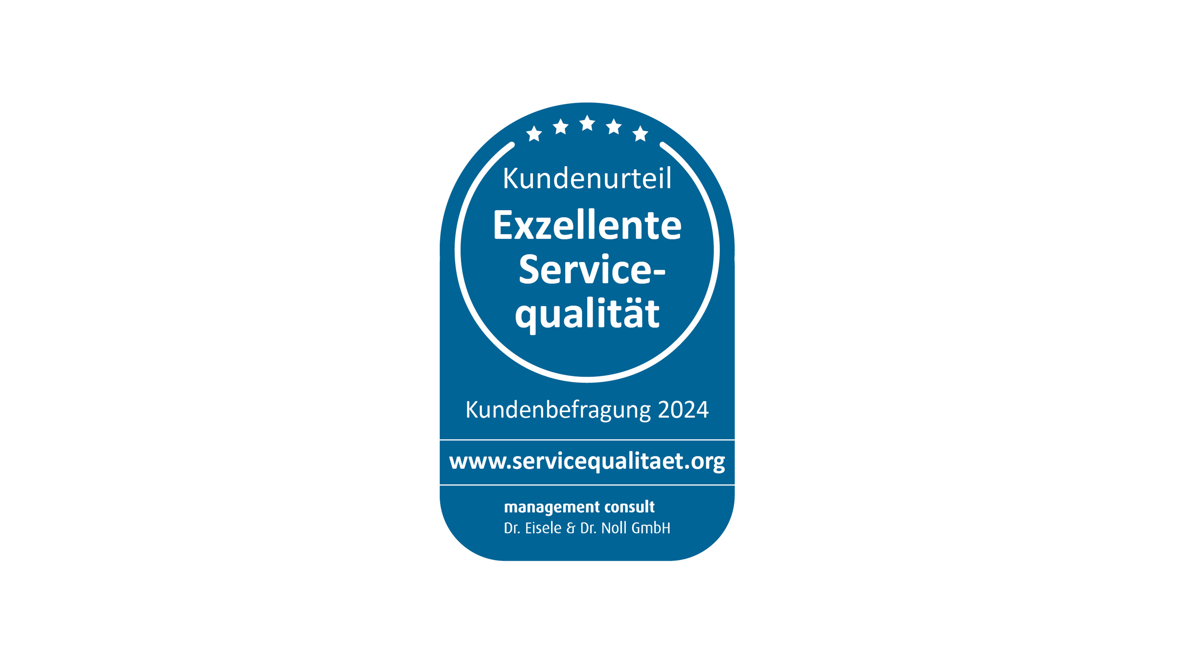 Blaue Plakette mit weißem Text: „Exzellente Servicequalität“, „Kundenbefragung 2024“ und Website-Link. Sterne zieren die Oberseite.
