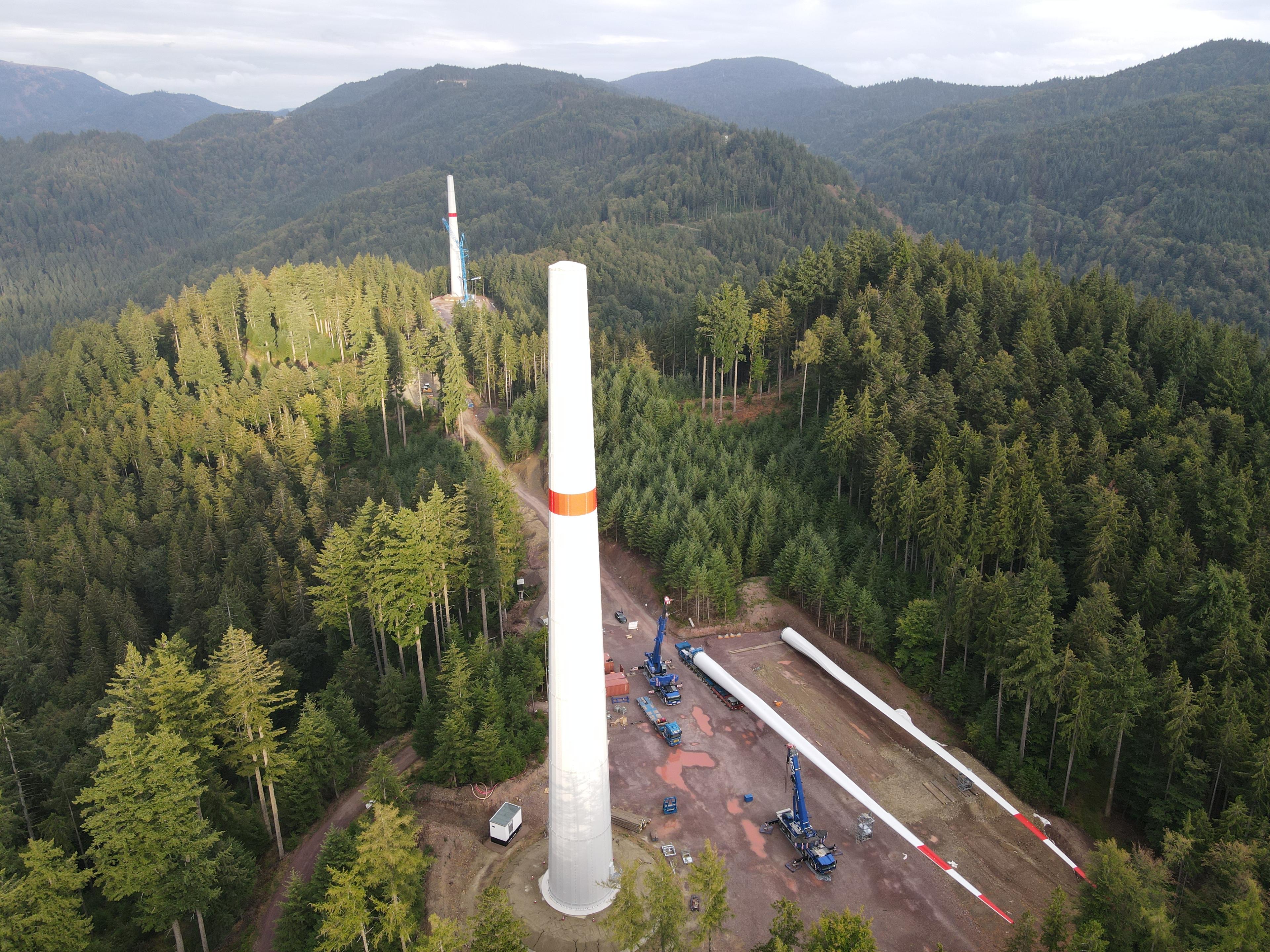 Fortschreitender Bau des Windradturms Windpark Sirnitz
