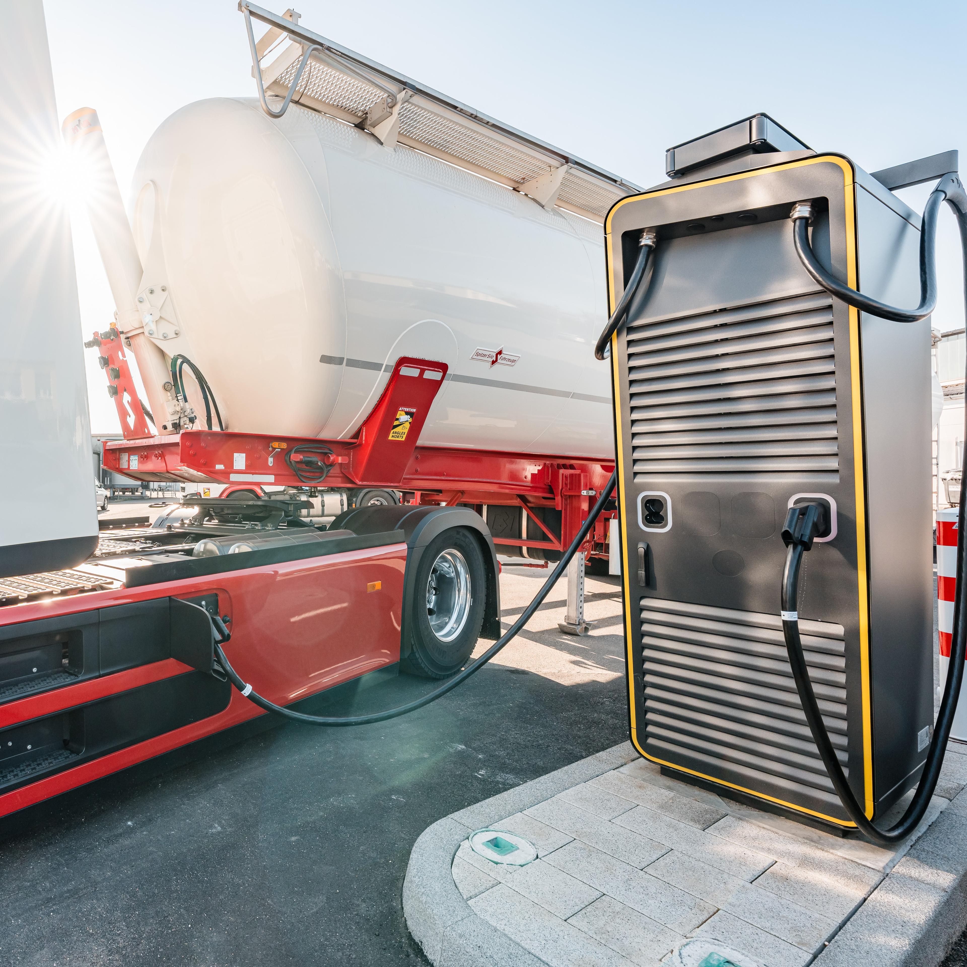 Ein Elektro-LKW lädt an einer Schnellladesäule.