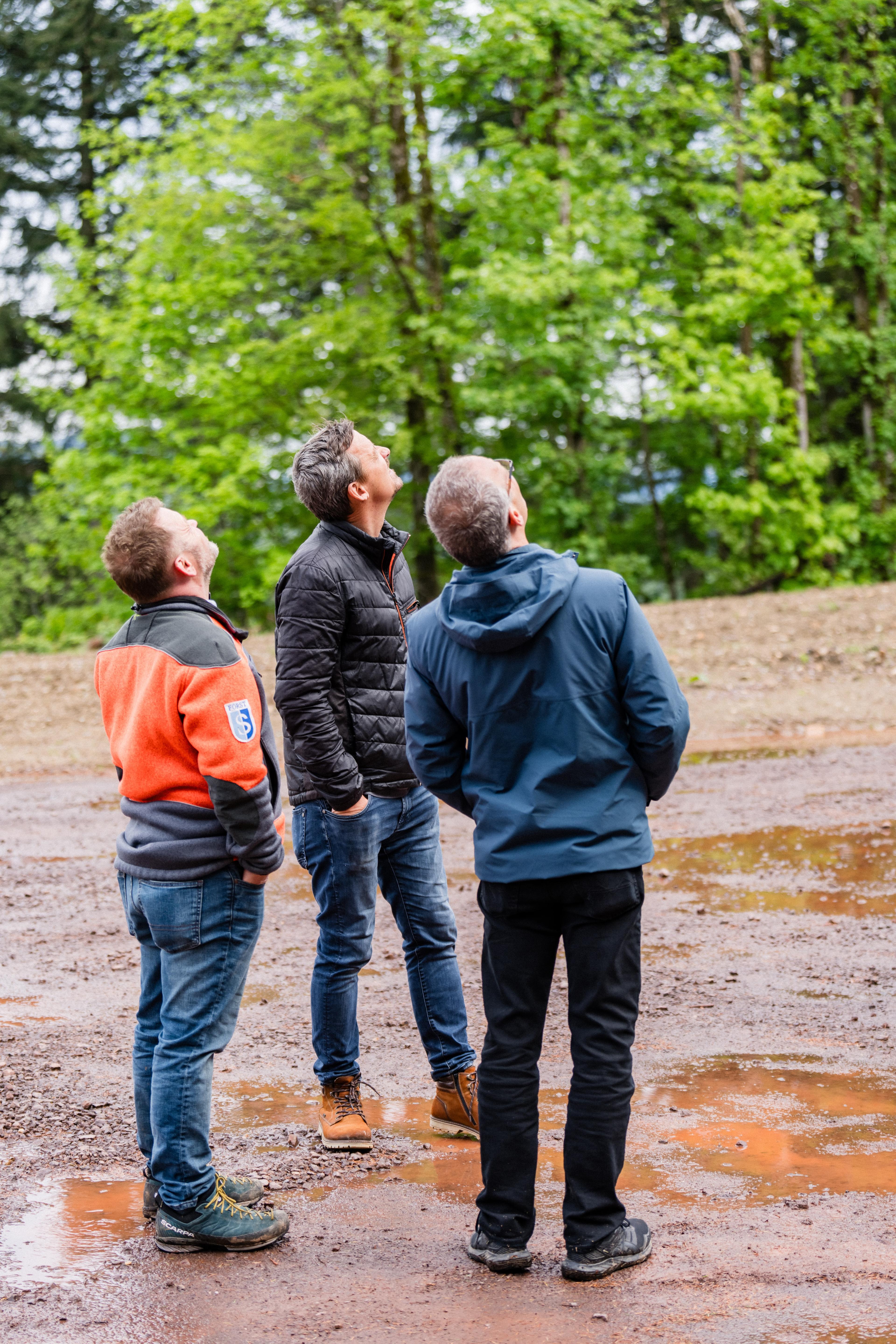 Begehung Windpark Kallenwald, Besucher schauen auf zum Windrad
