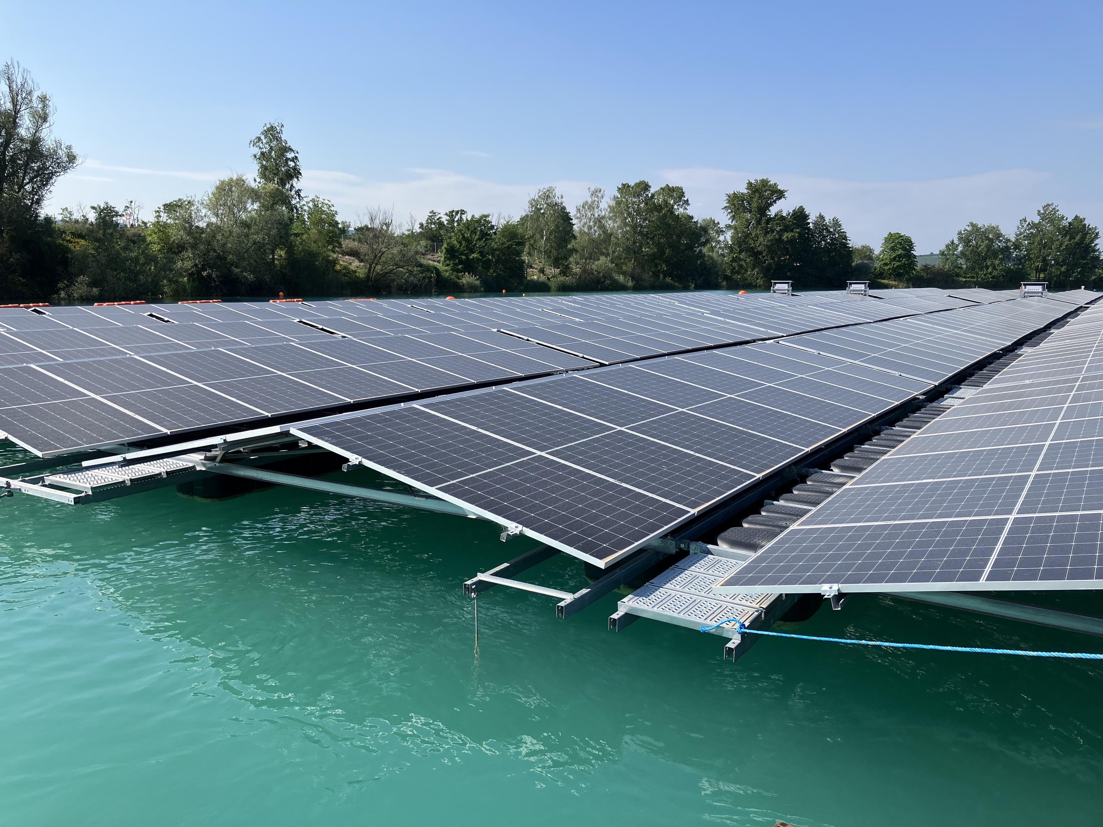 Photovoltaikanlage auf Baggersee