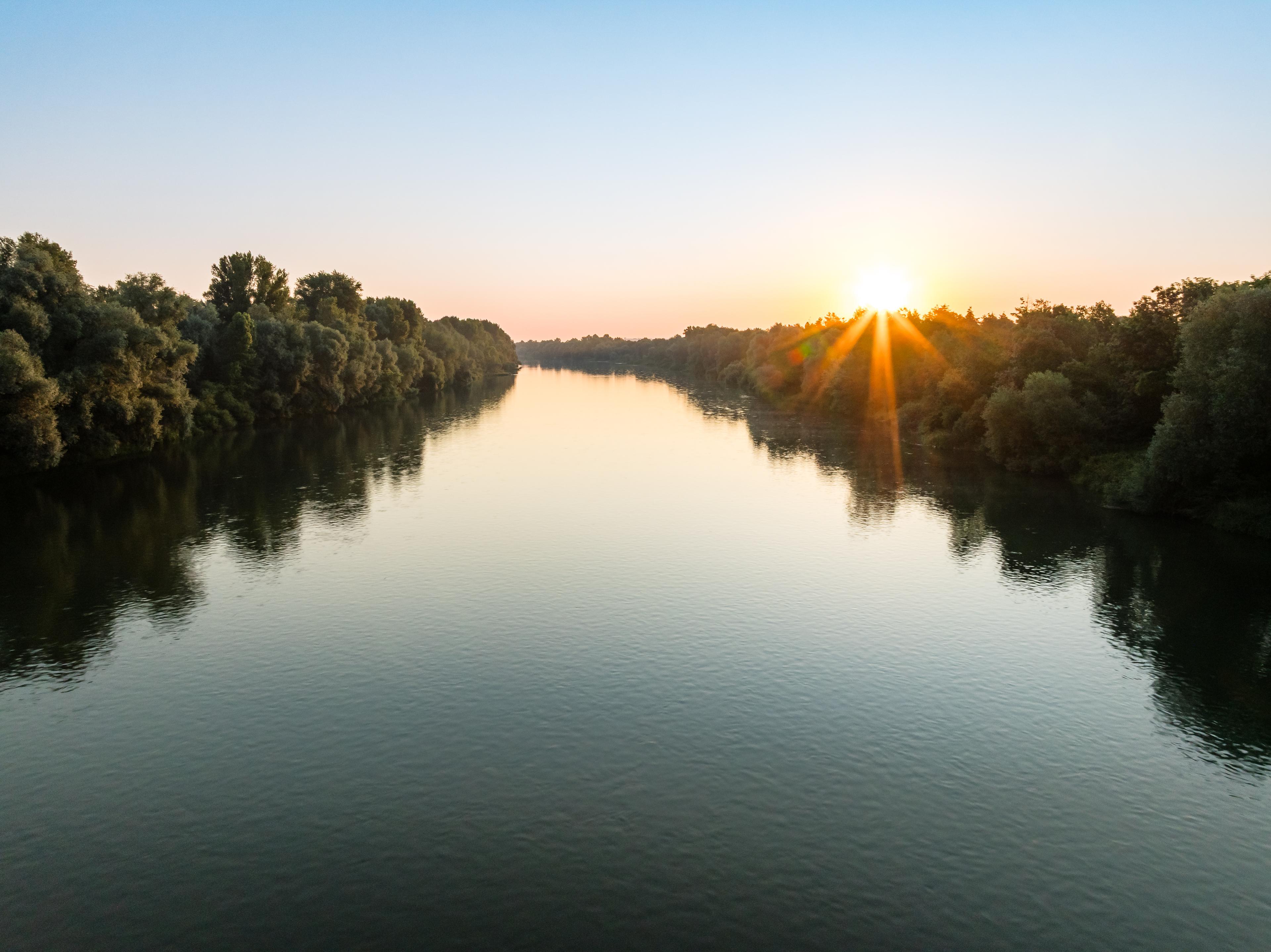 Fluss im Sonnenuntergang