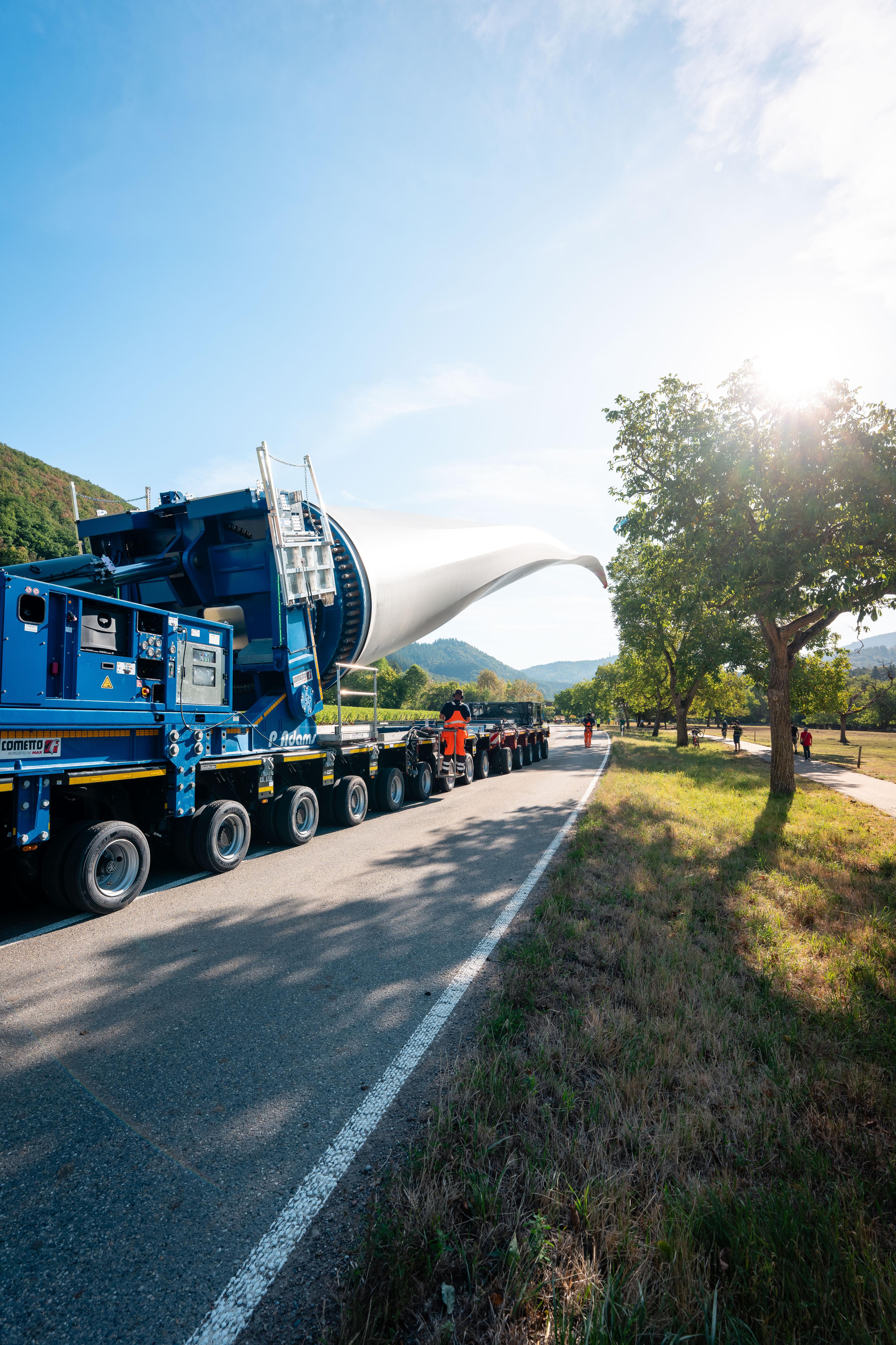 Rotorblatt auf Selbstfahrer an Umladefläche