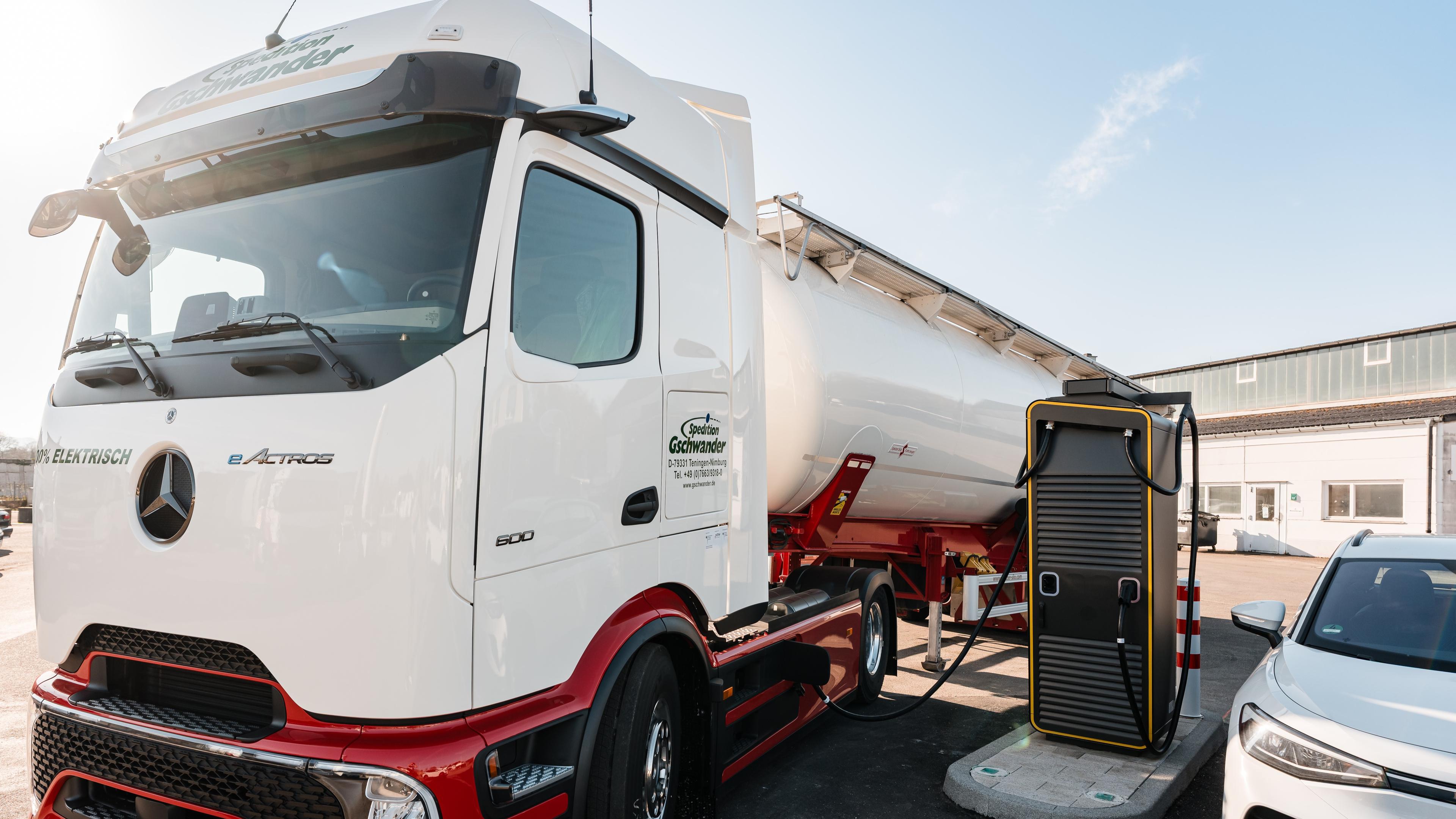 Ein Elektro-LKW lädt an einer Schnellladesäule.