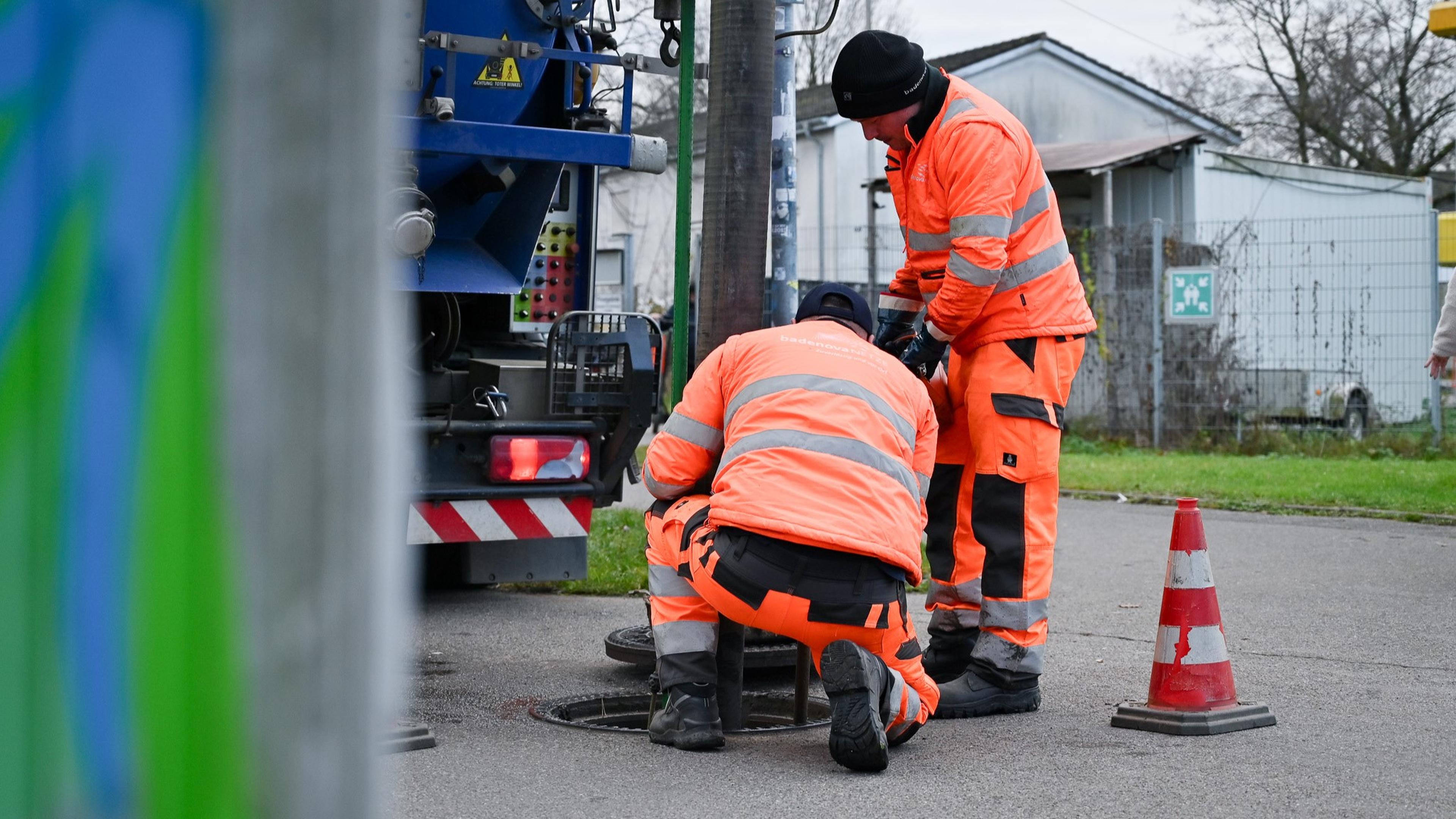 2 Mitarbeiter beim Kanal reinigen