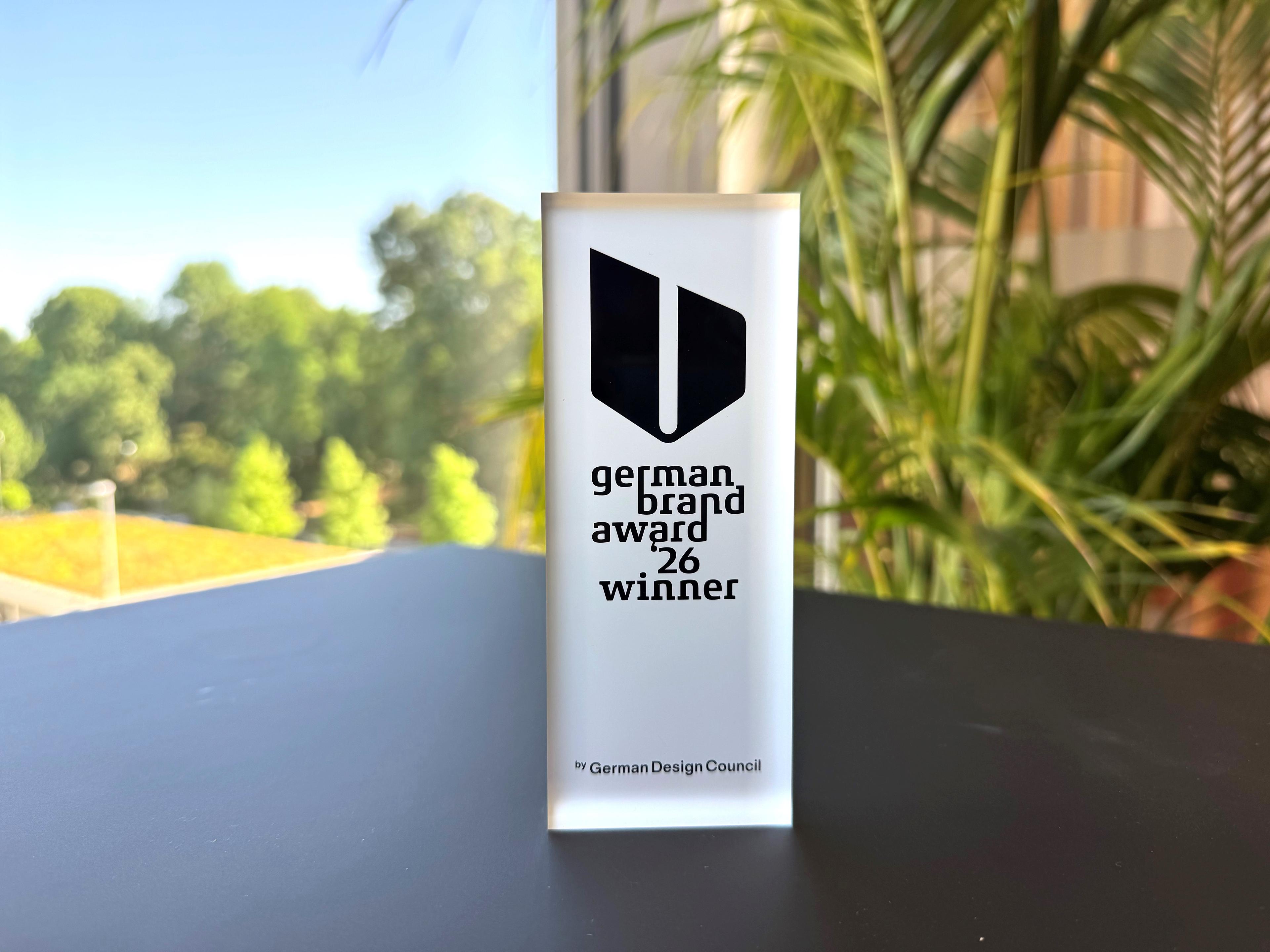 Preis für den Gewinner des German Brand Awards steht auf einem Tisch zur Präsentation