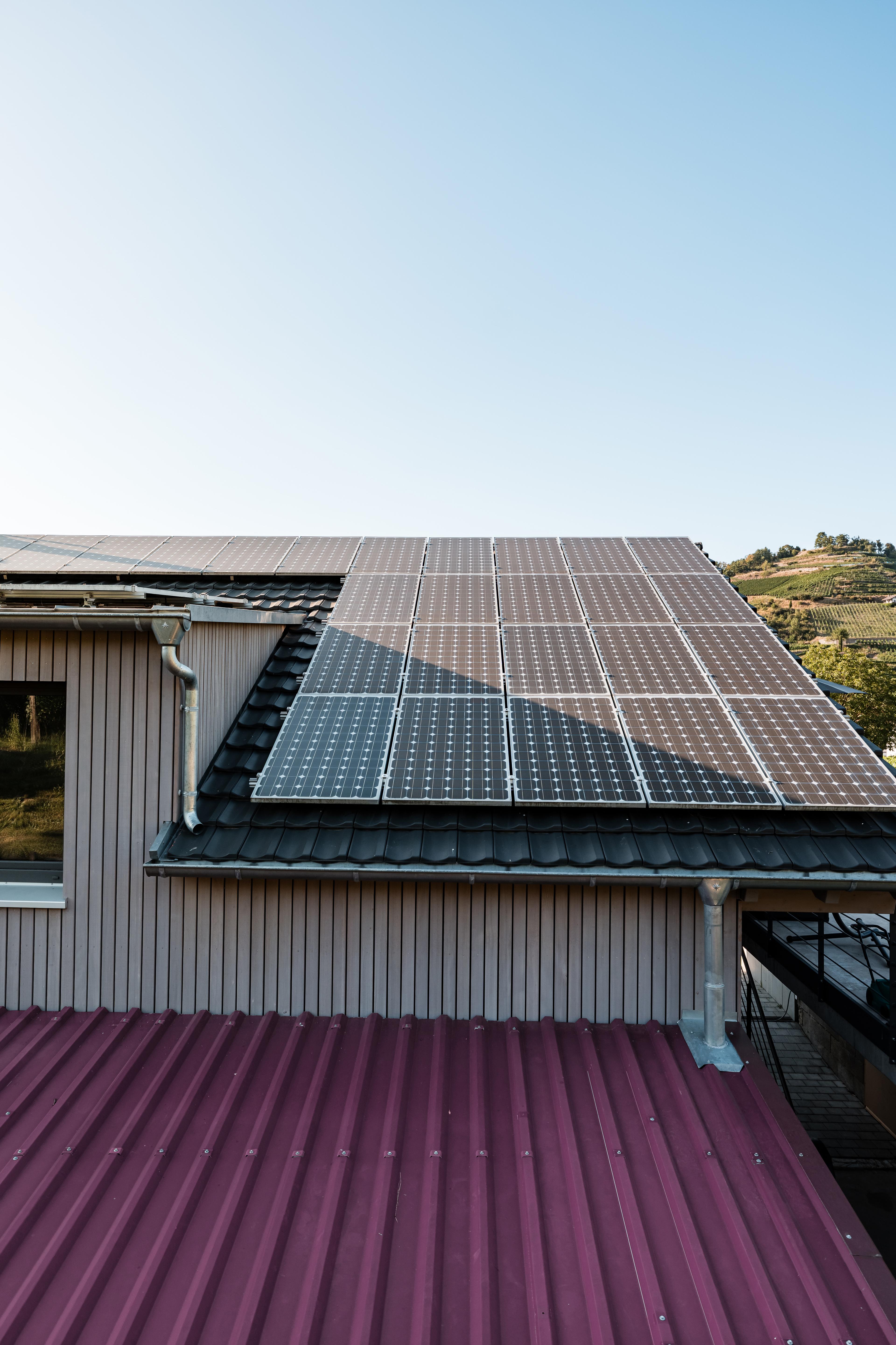 Solarpanele auf einem Dach mit lila Ziegeln