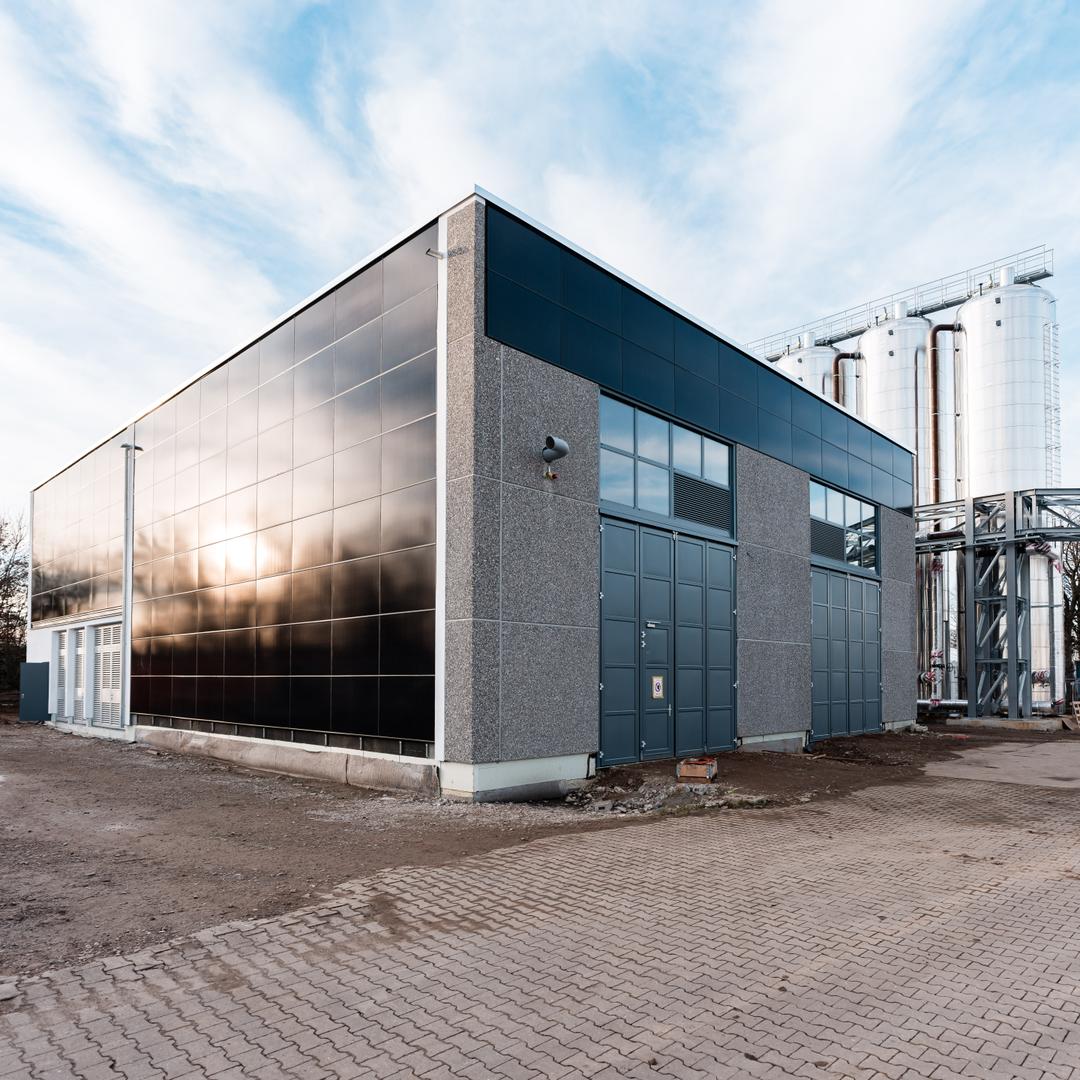 Sonne spiegelt sich in der Energiezentrale Cerdia