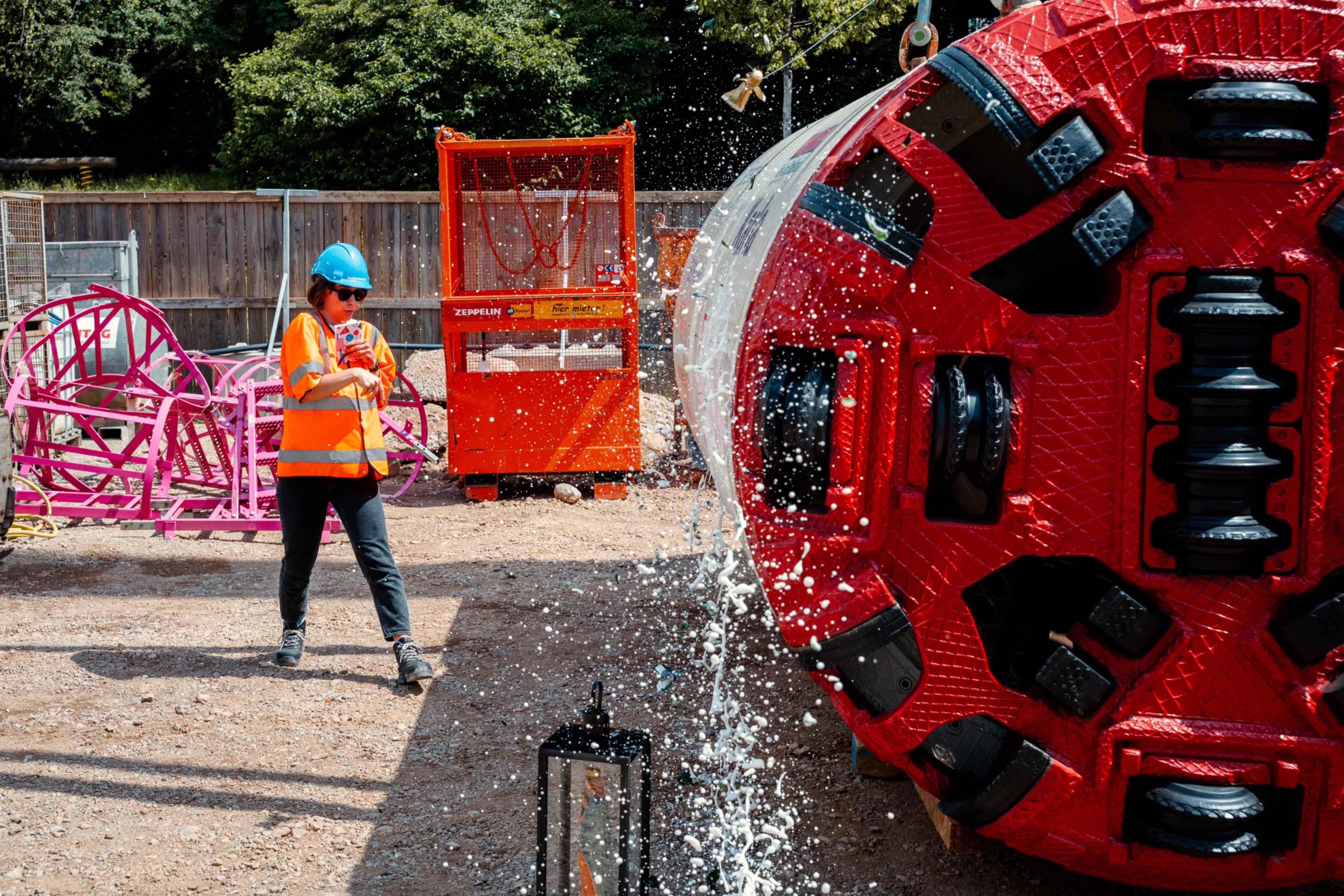 Borher der Baustelle Energietunnel Freiburg wird feierlich mit Sekt getauft