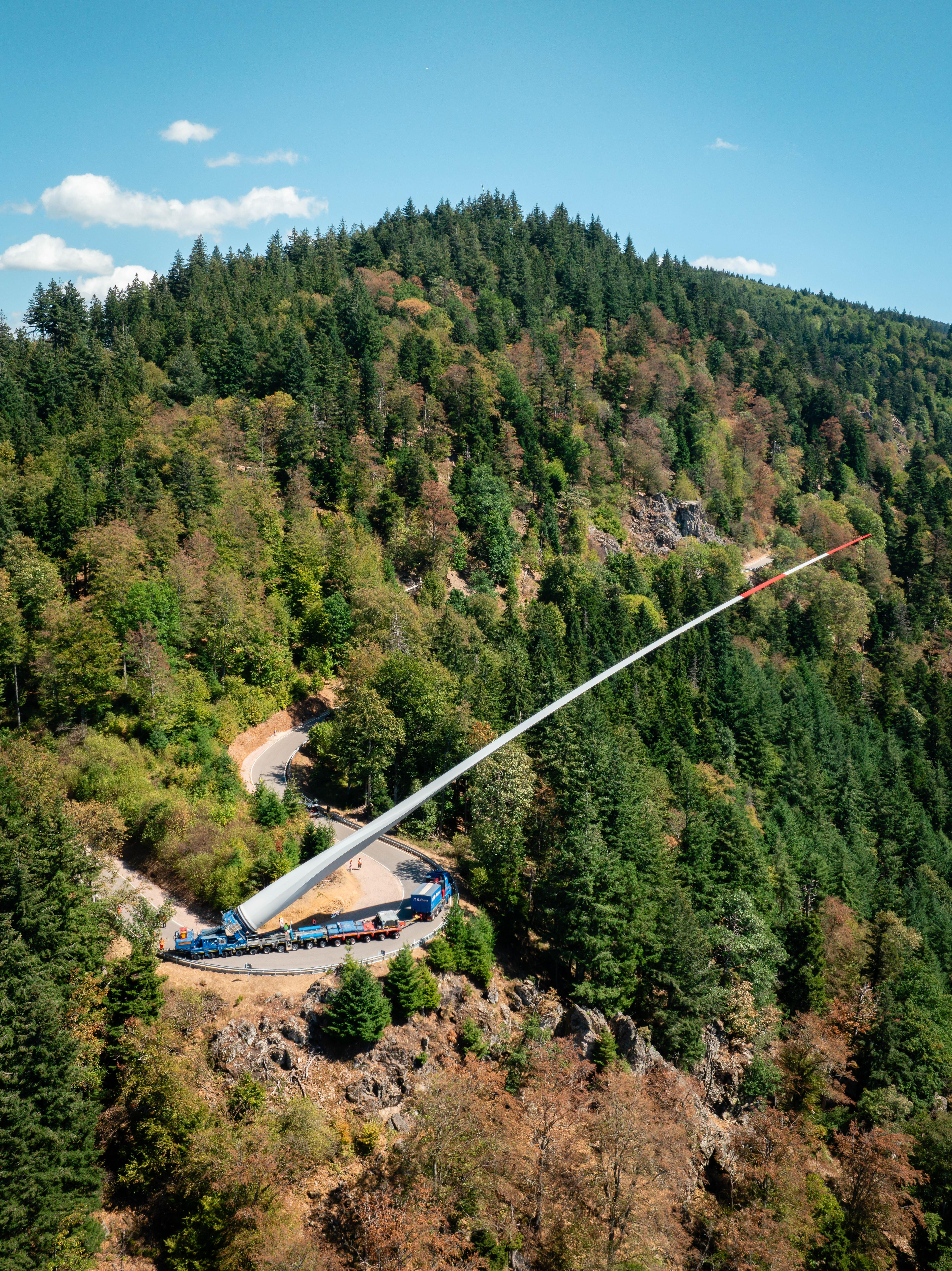 Transport eines Windradflügels zur Sirnitz