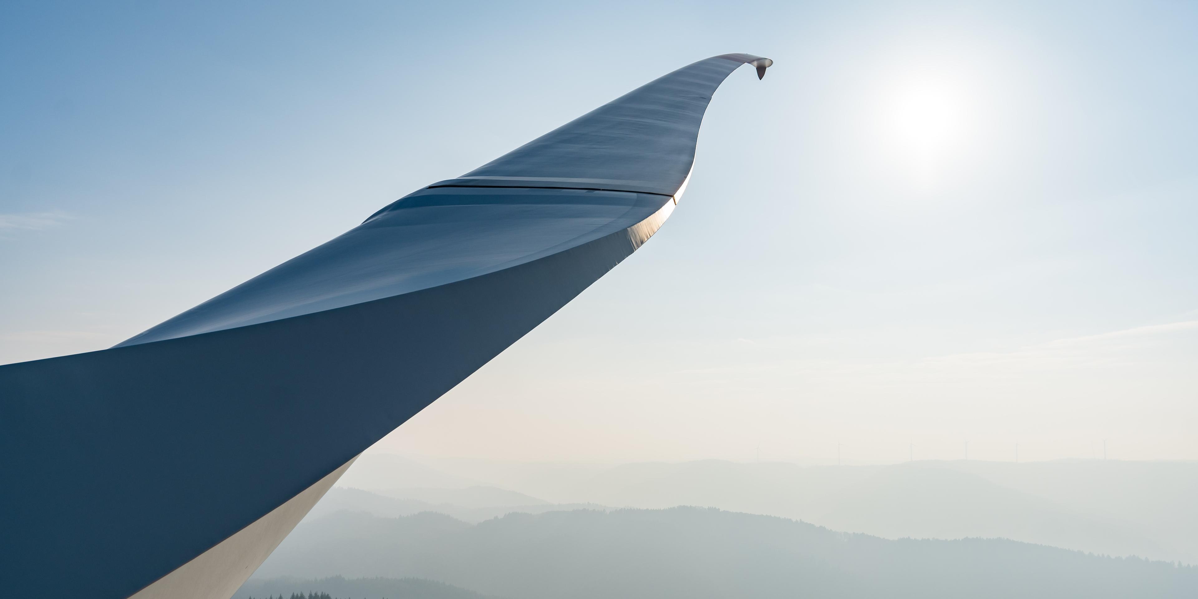 Detailaufnahme eines Rotorblatts einer Windkraftanlage