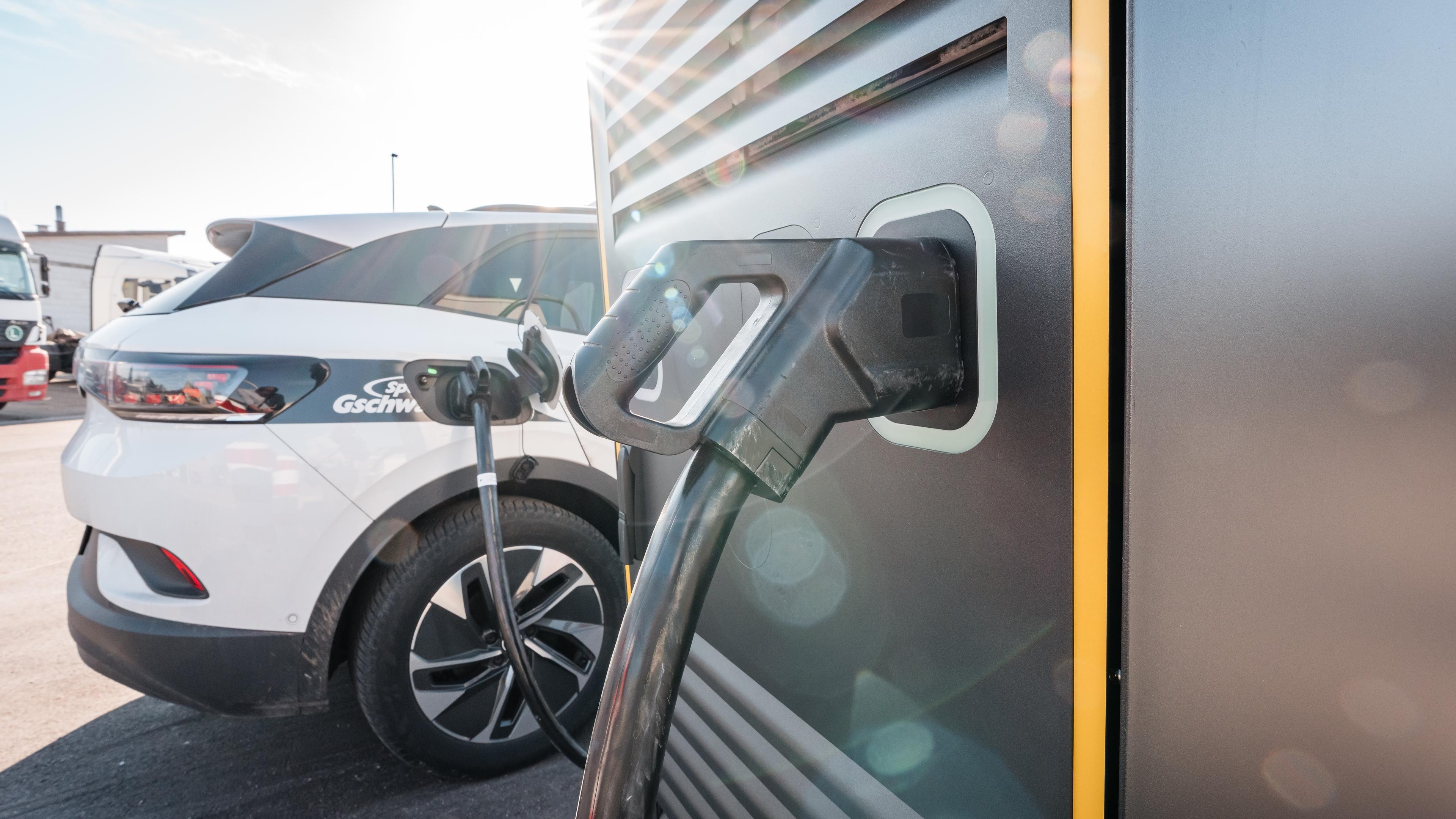 Eine E-Ladesäule im Fokus