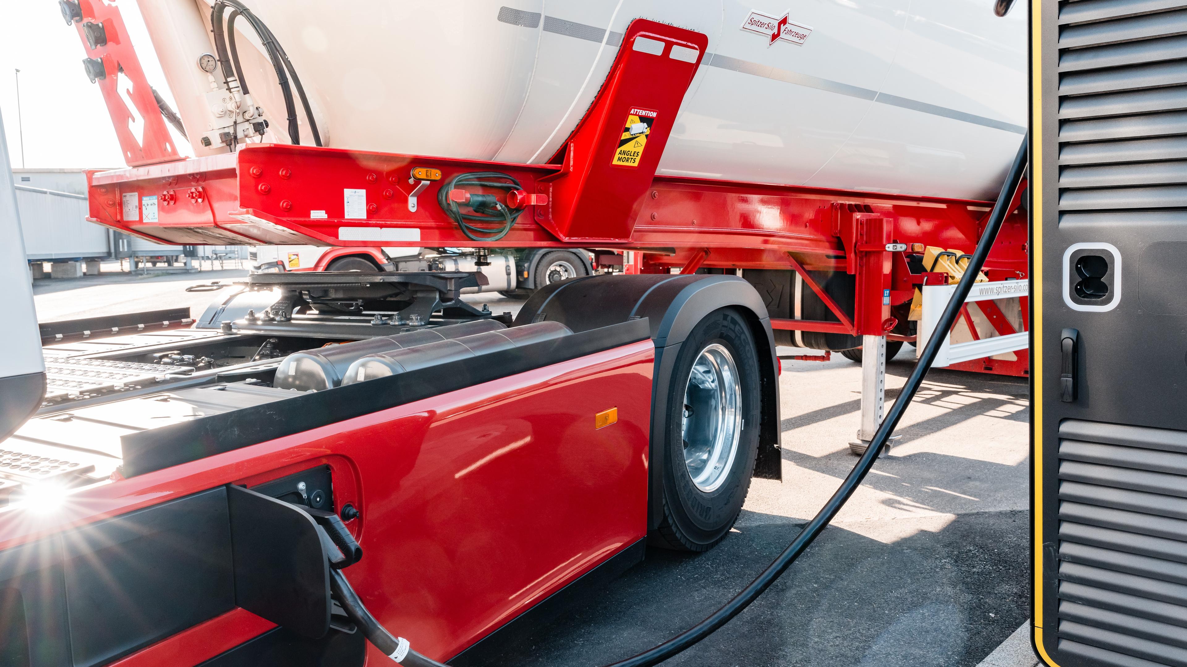 Ein Elektro-LKW lädt an einer Schnellladesäule.