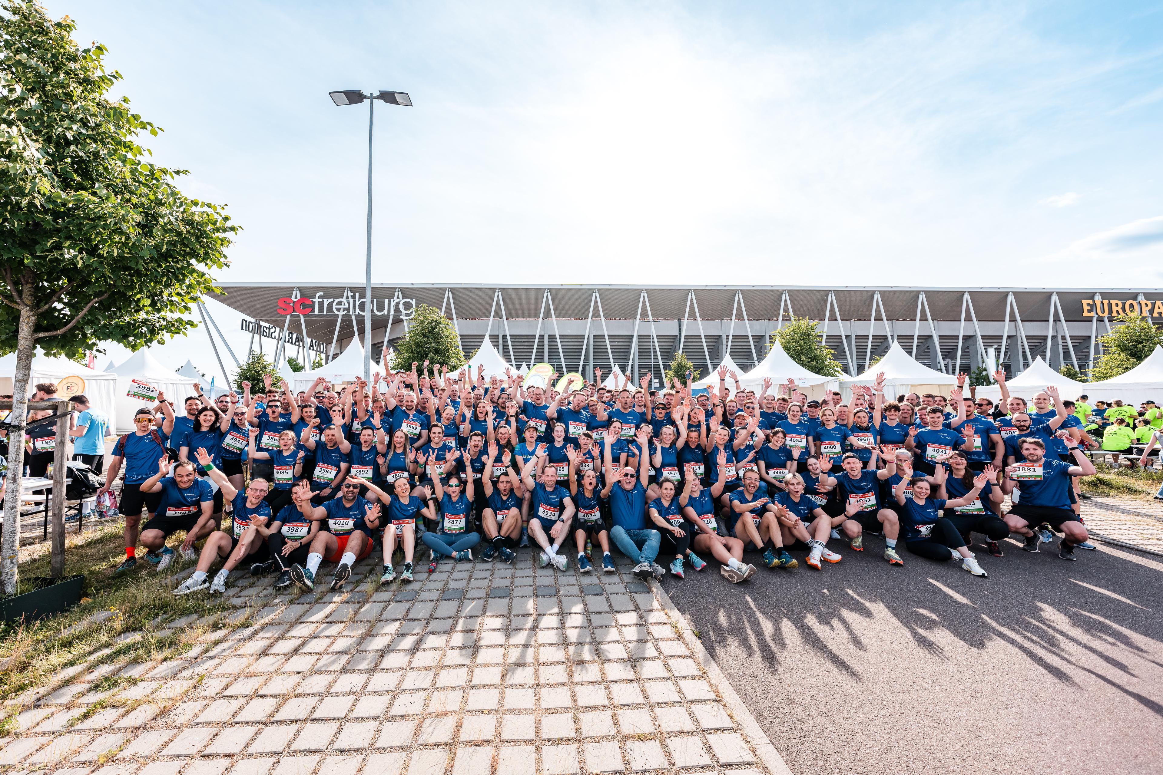 180 Mitarbeitende auf dem Gruppenbild des B2Run Freiburg