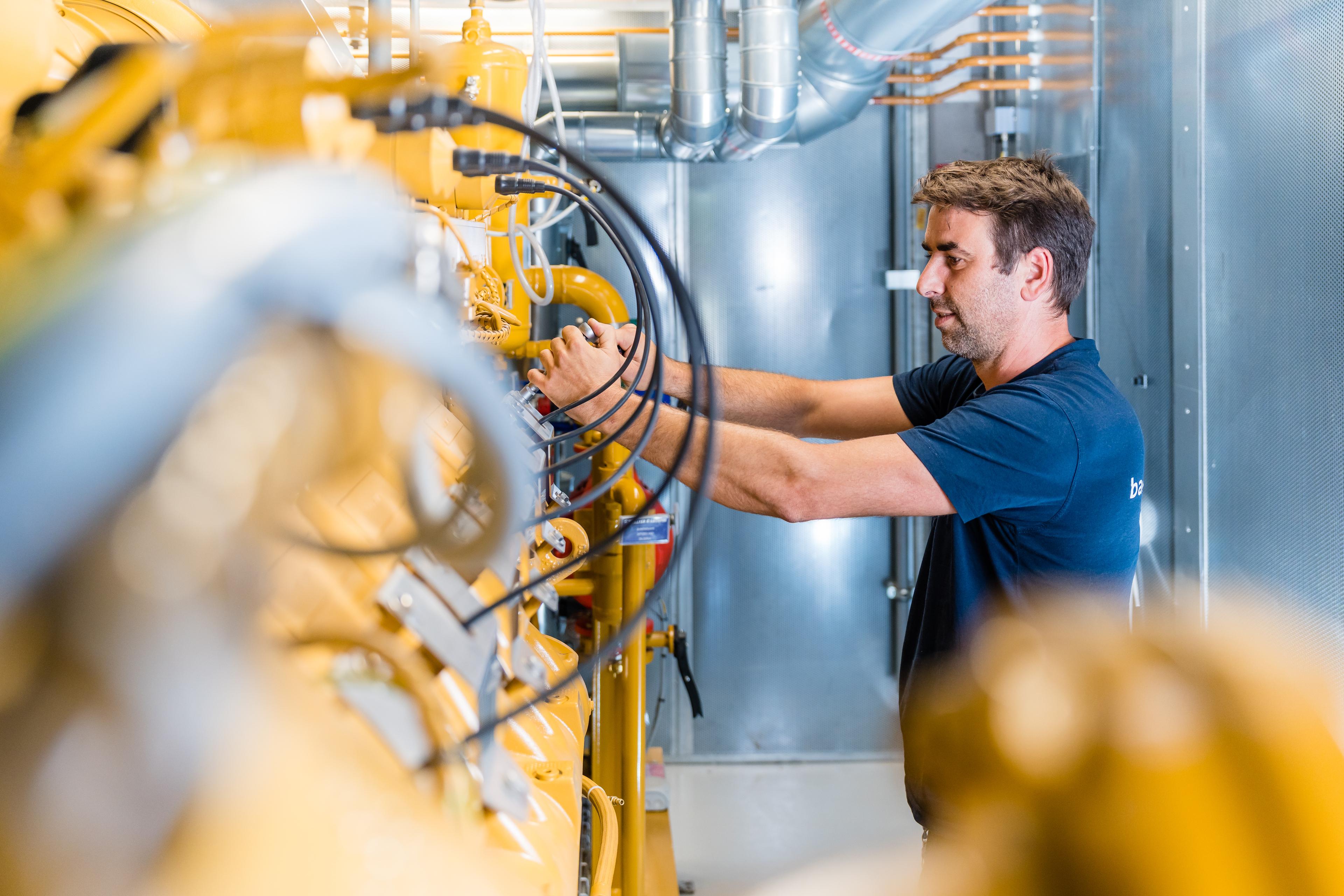 Installateur an Anlage