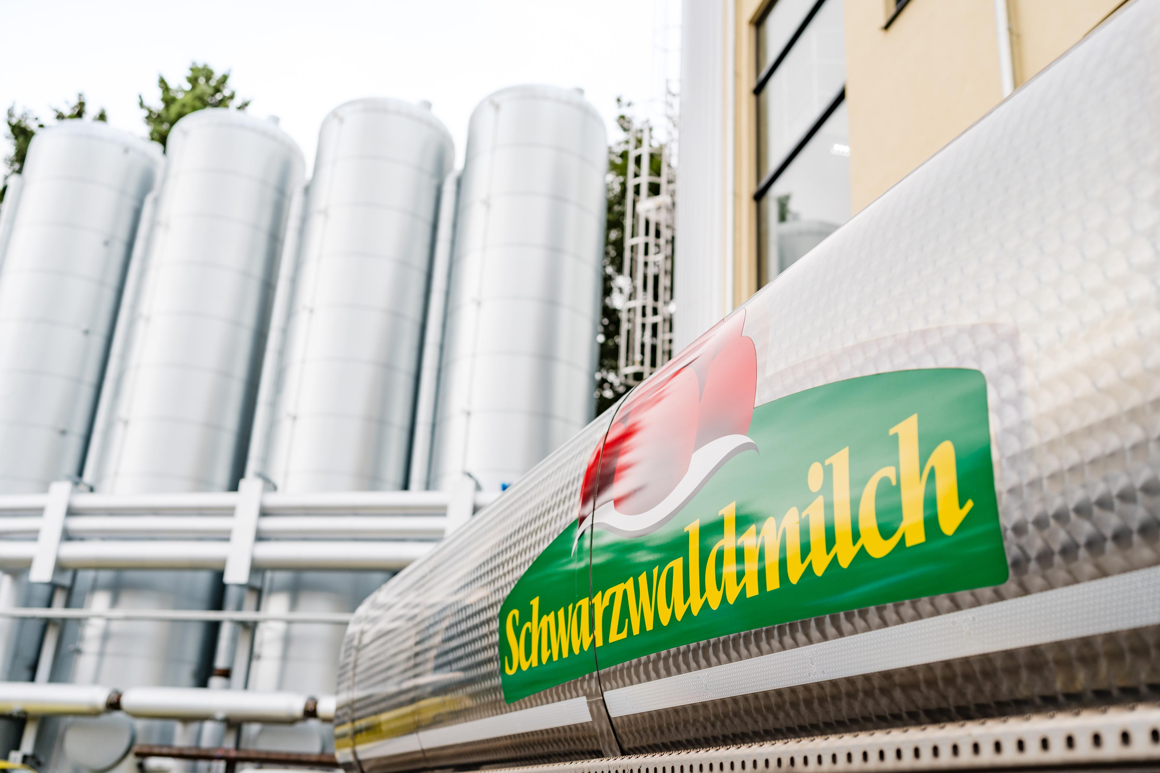 Logo der Schwarzwaldmilch Freiburg auf einem Milchcontainer auf dem Gelände der Schwarzwaldmilch