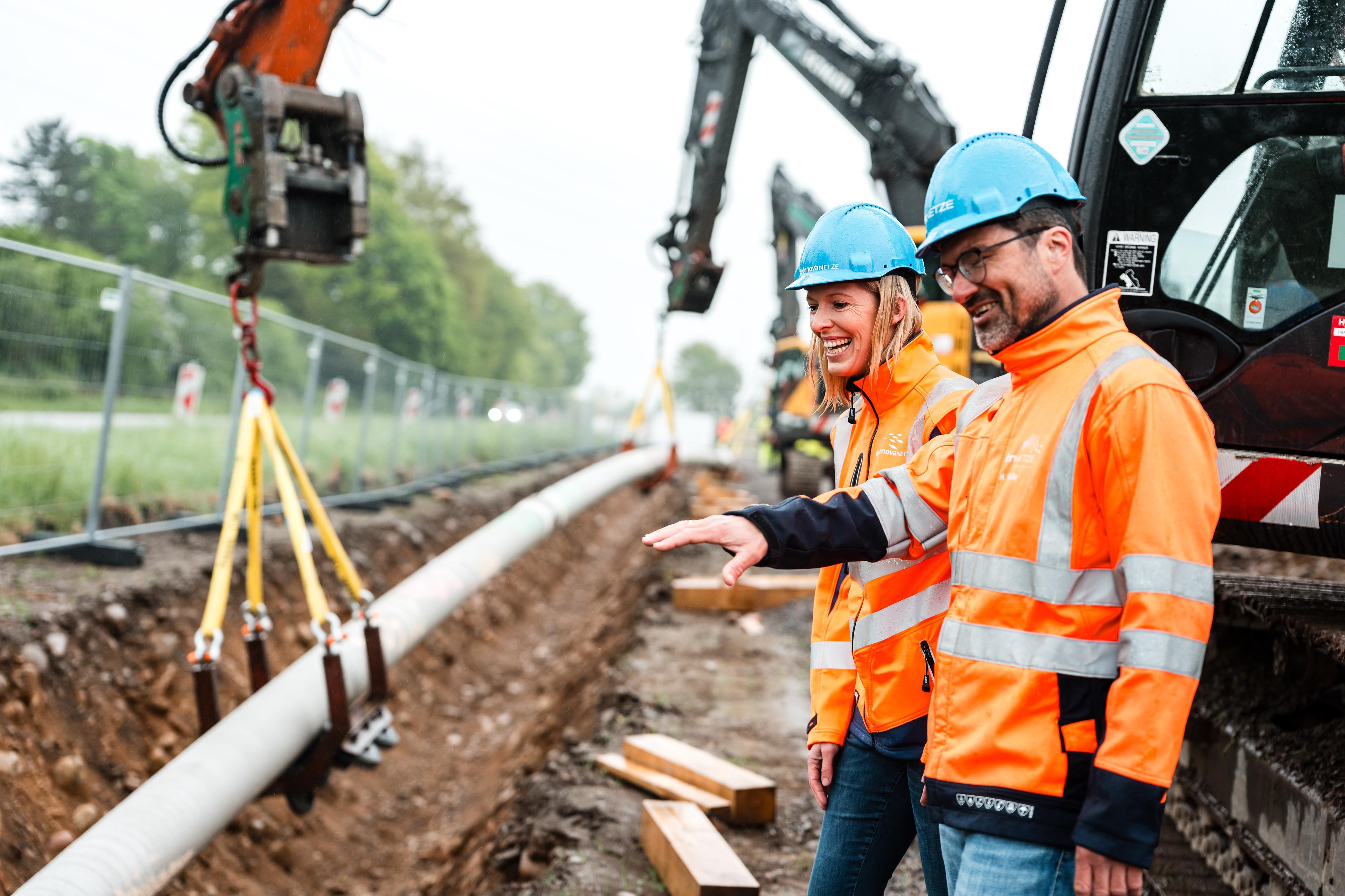 Bau einer Wasserstoffleitung in Erdgraben, im Vordergrund badenova Mitarbeitende