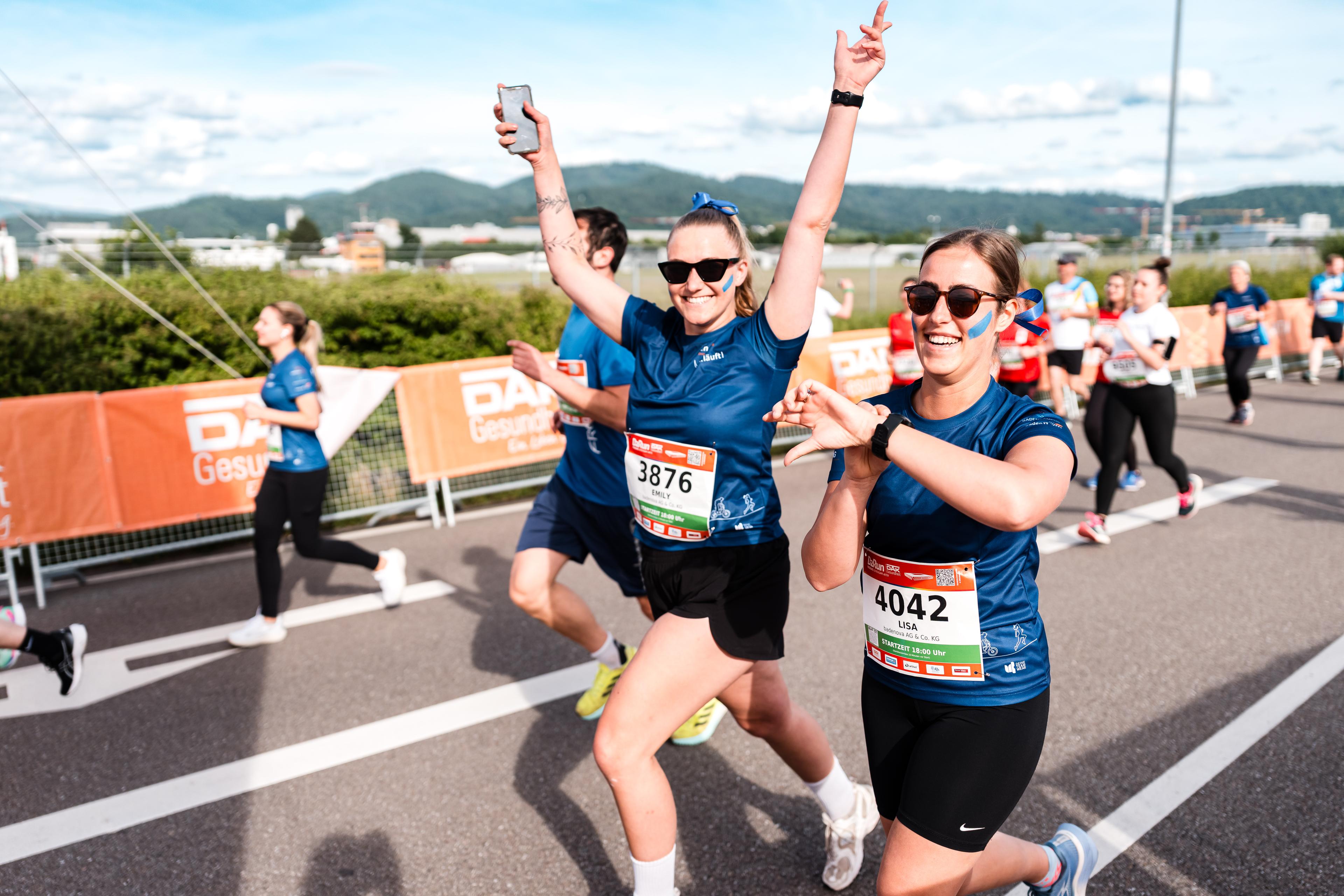Laeuferinnen jubeln in die Kamera