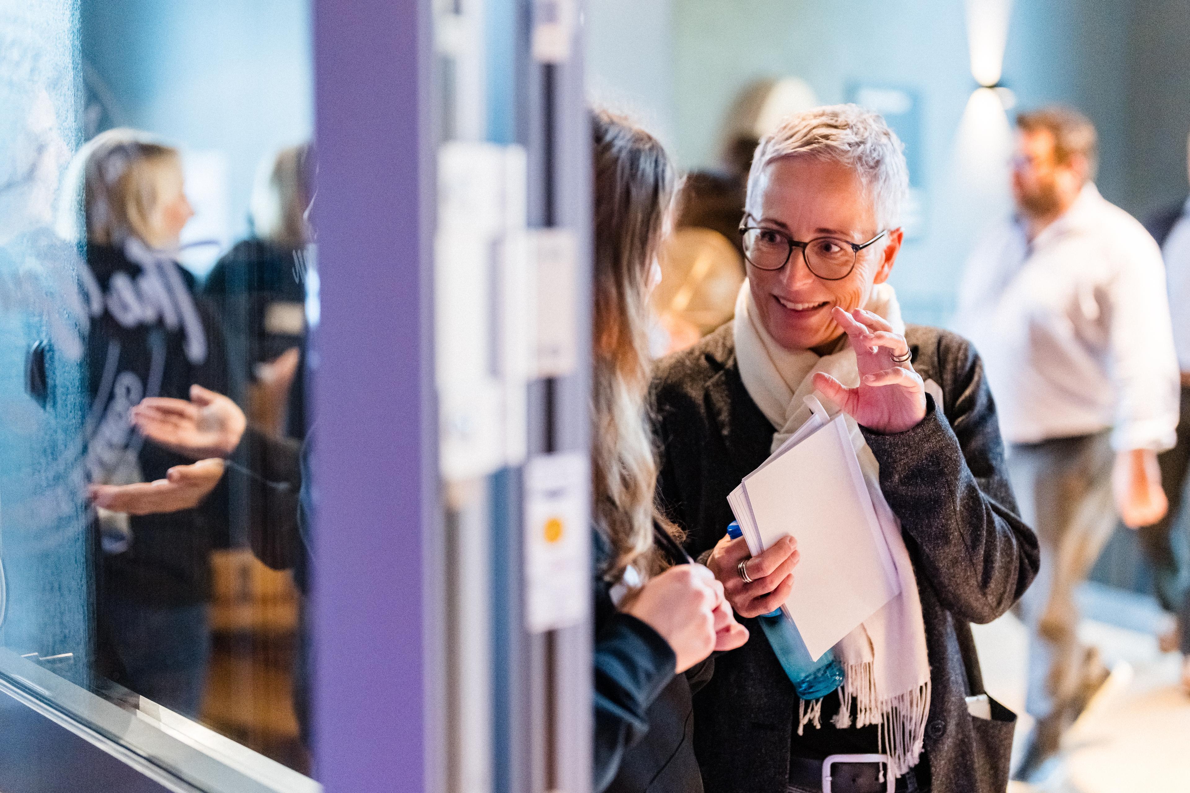 Unterhaltung zwischen zwei Kolleginnen