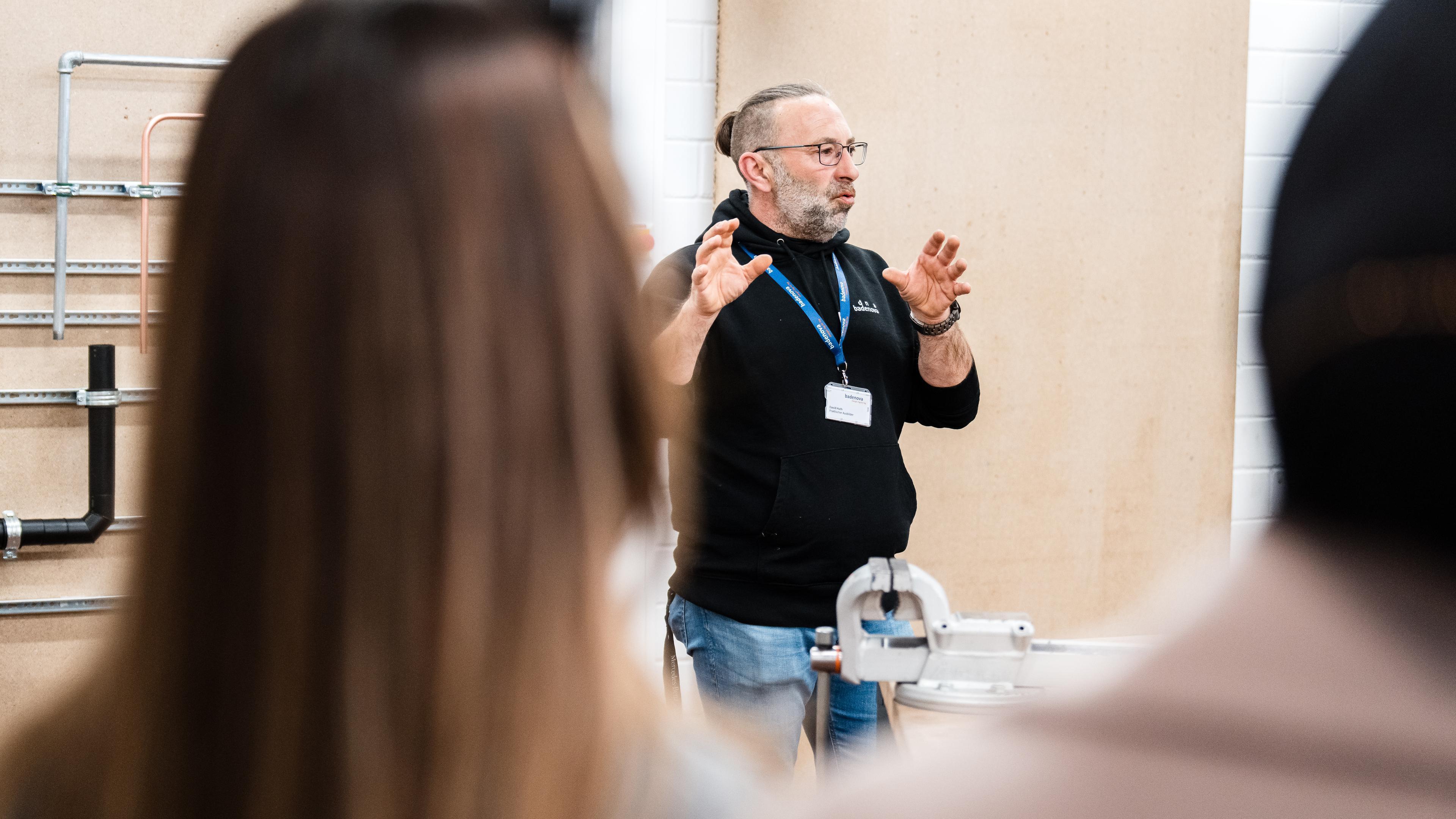 Technischer_Ausbilder_in_der_Azubiwerkstatt