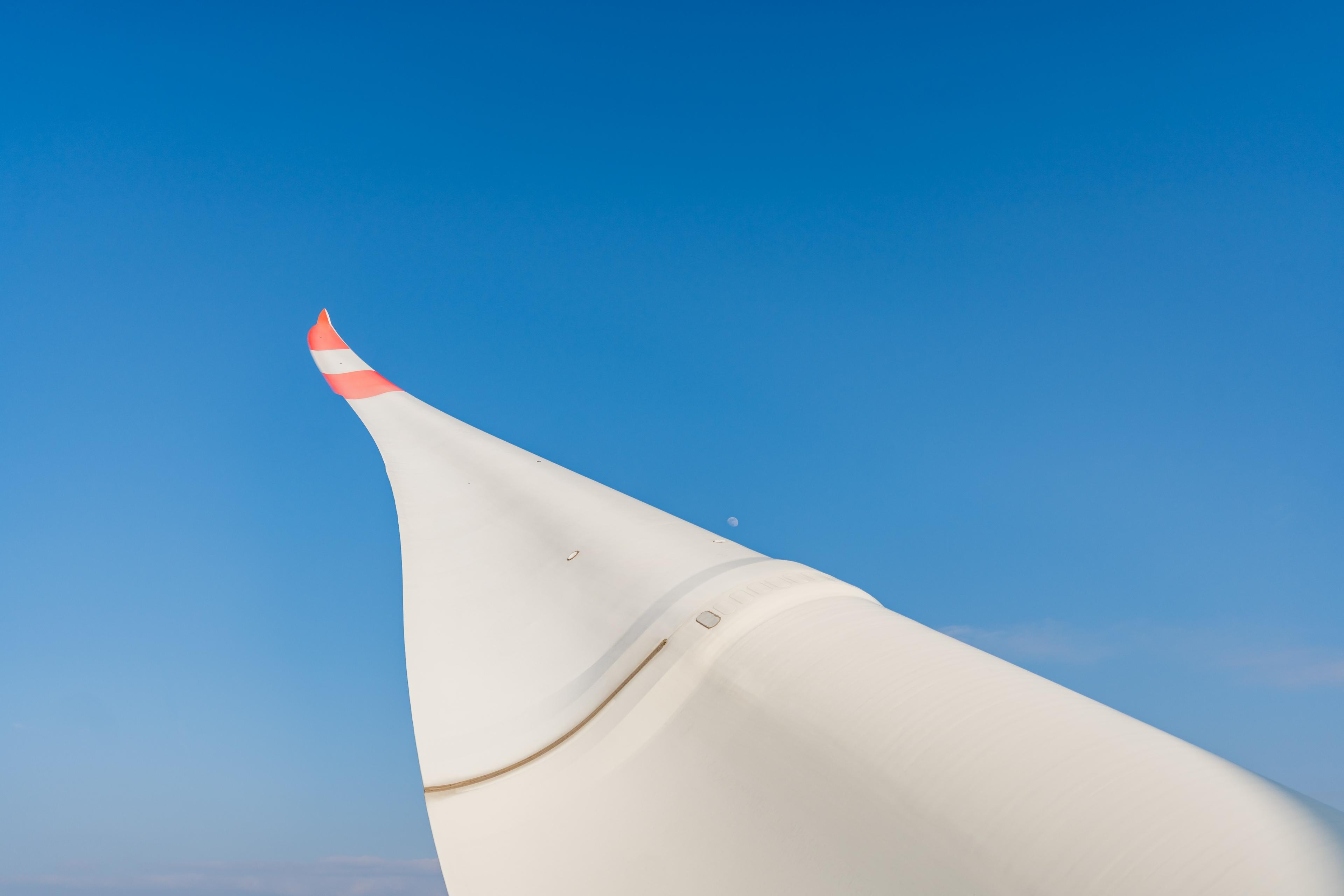 Windradflügel vor blauem Himmel