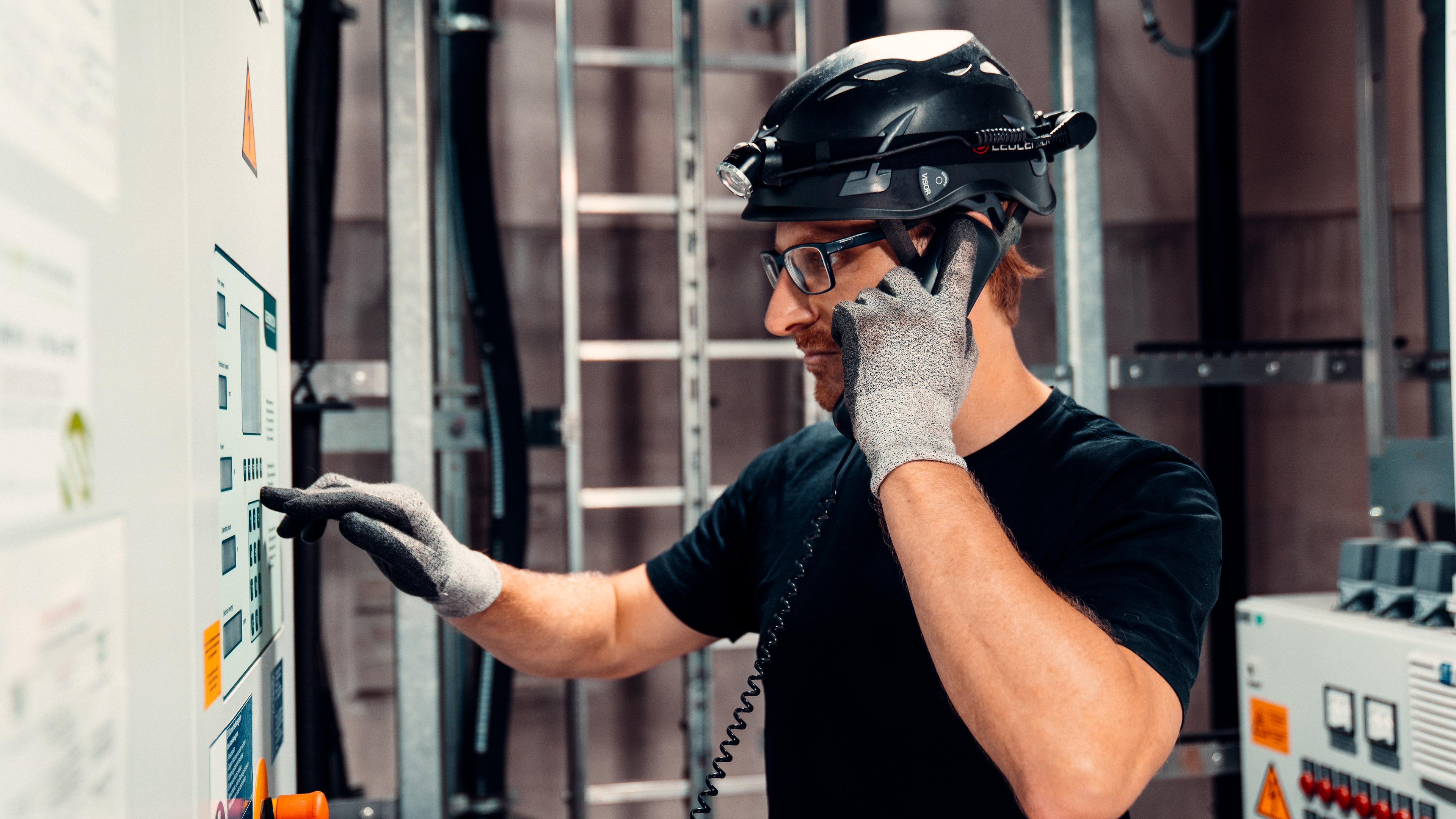 Handwerker an Anlage