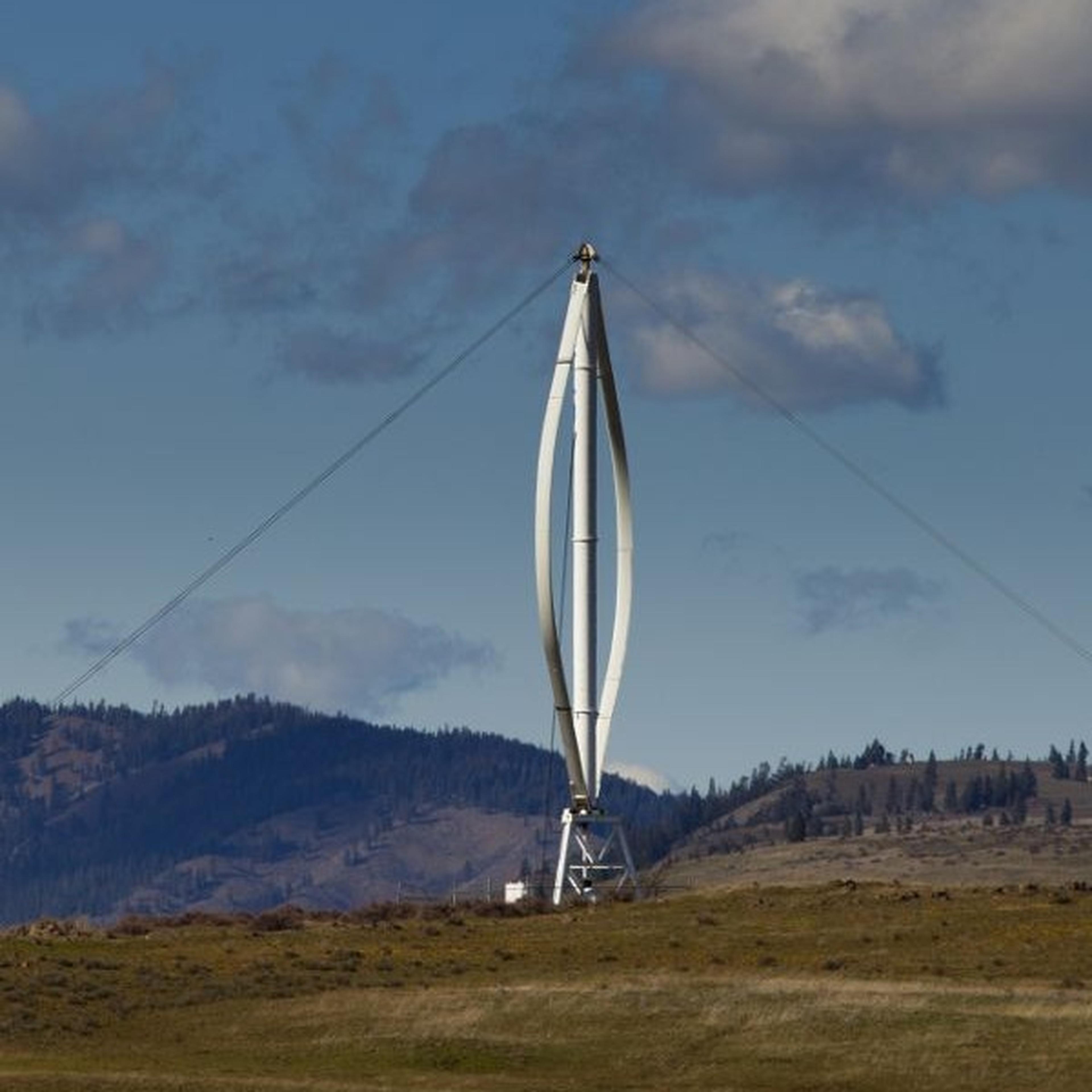 Darrieus-Rotor mit bogenförmigen Flügeln auf freiem Feld
