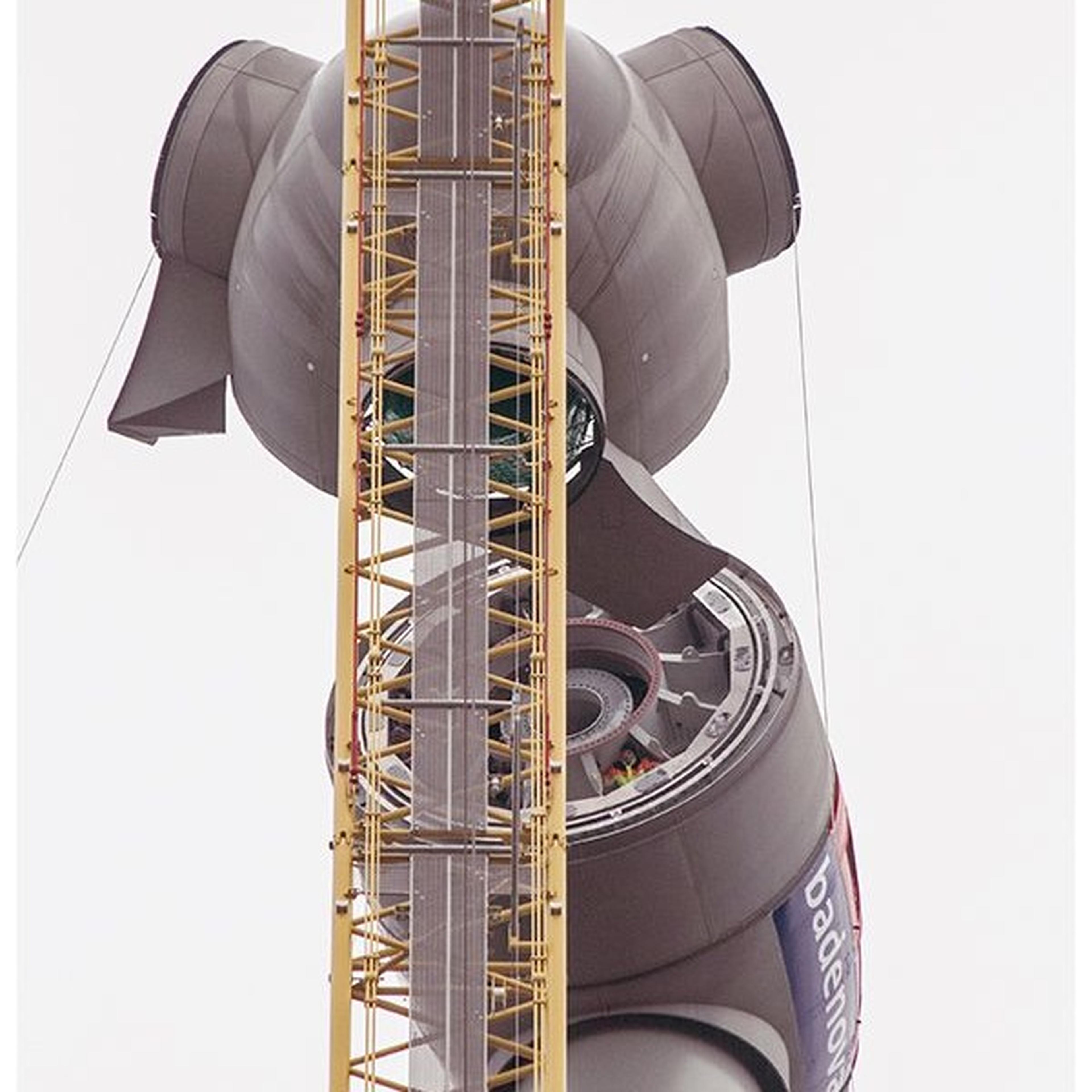 Montage einer Windkraftanlagen-Gondel mit offenliegender Technik