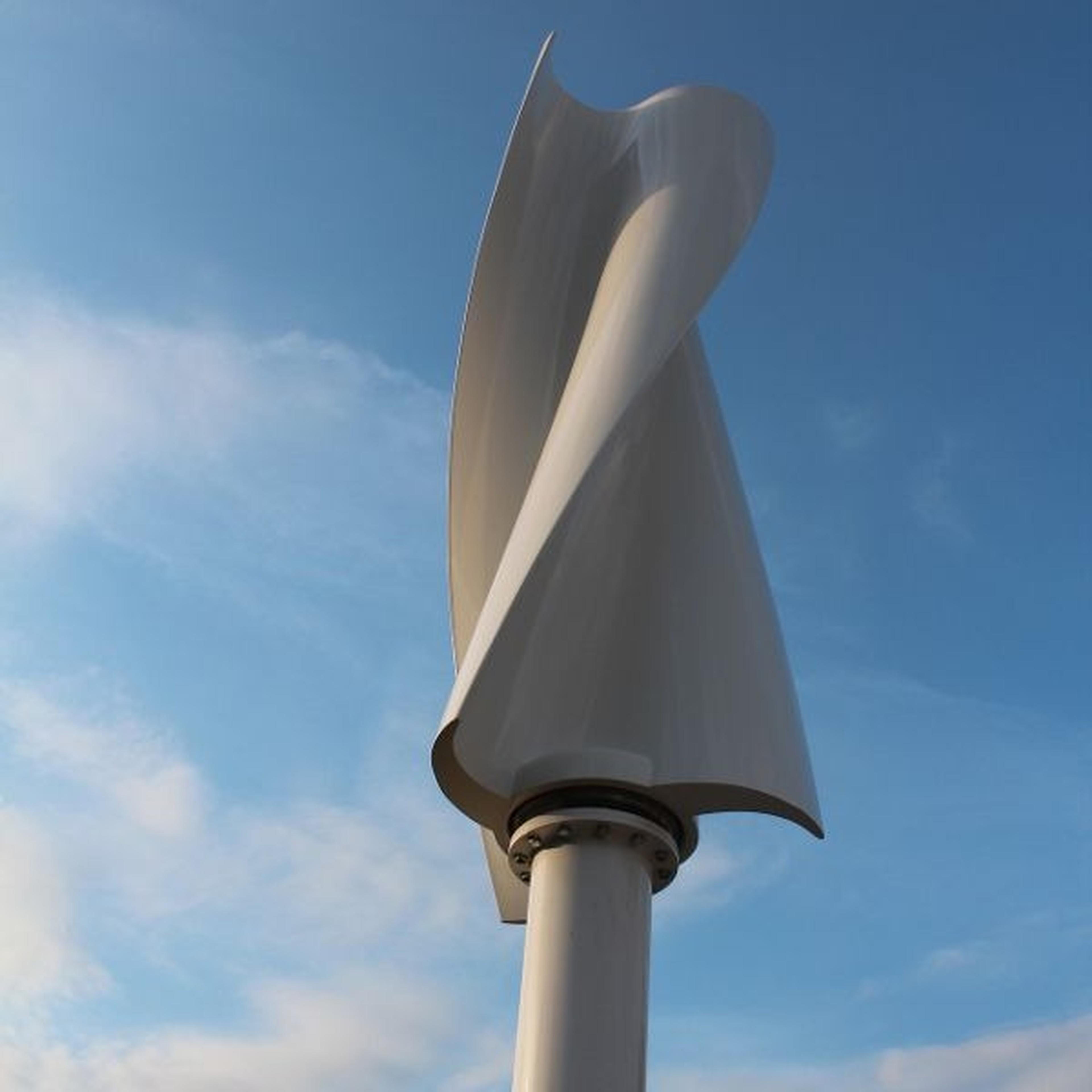 Nahaufnahme eines vertikalen Savonius-Rotors vor blauem Himmel